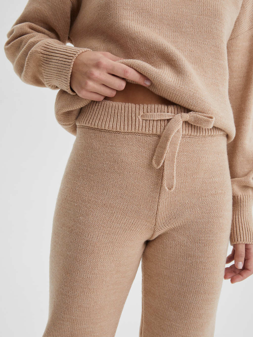 Костюм: свитер оверсайз и брюки S/M, бежевый - фото 2