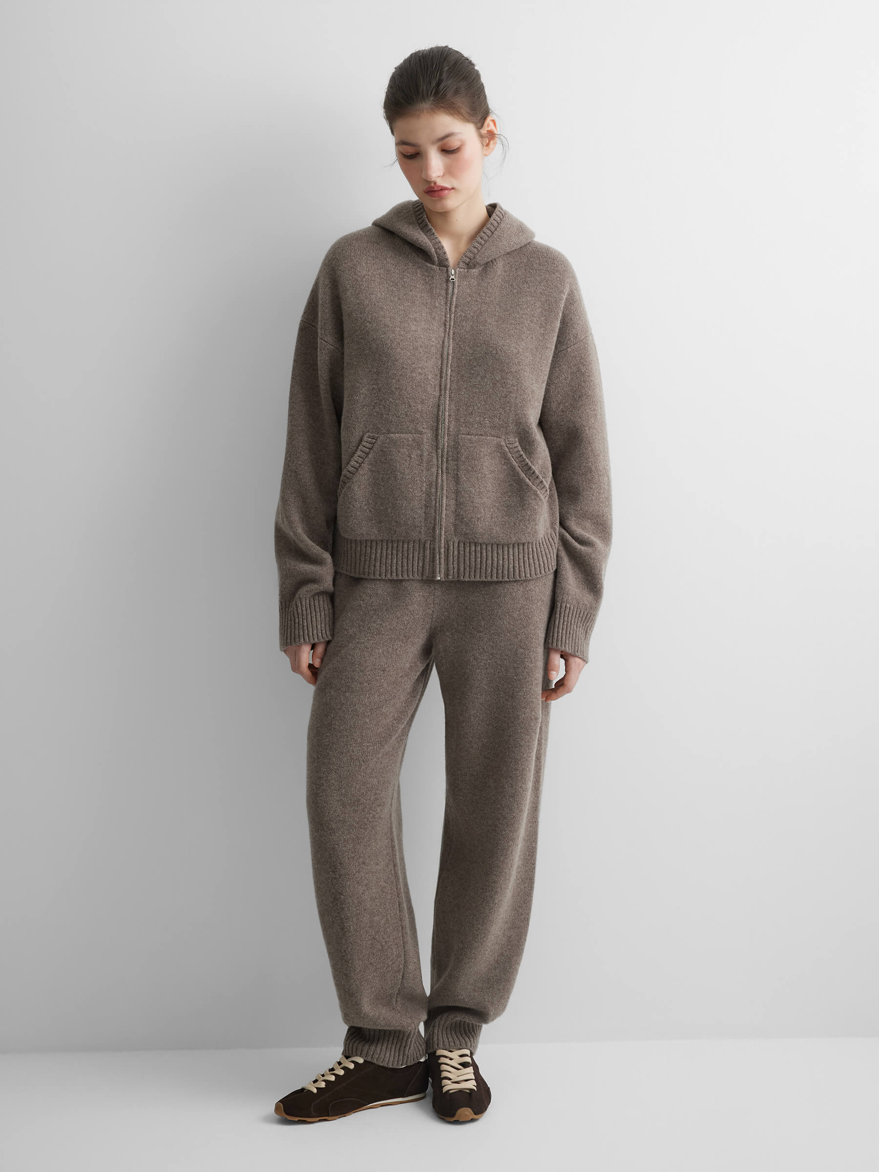 Брюки вязаные джоггеры из 100% мериноса M/L, коричневый меланж
Брюки вязаные джоггеры из 100% мериноса M/L, коричневый меланж