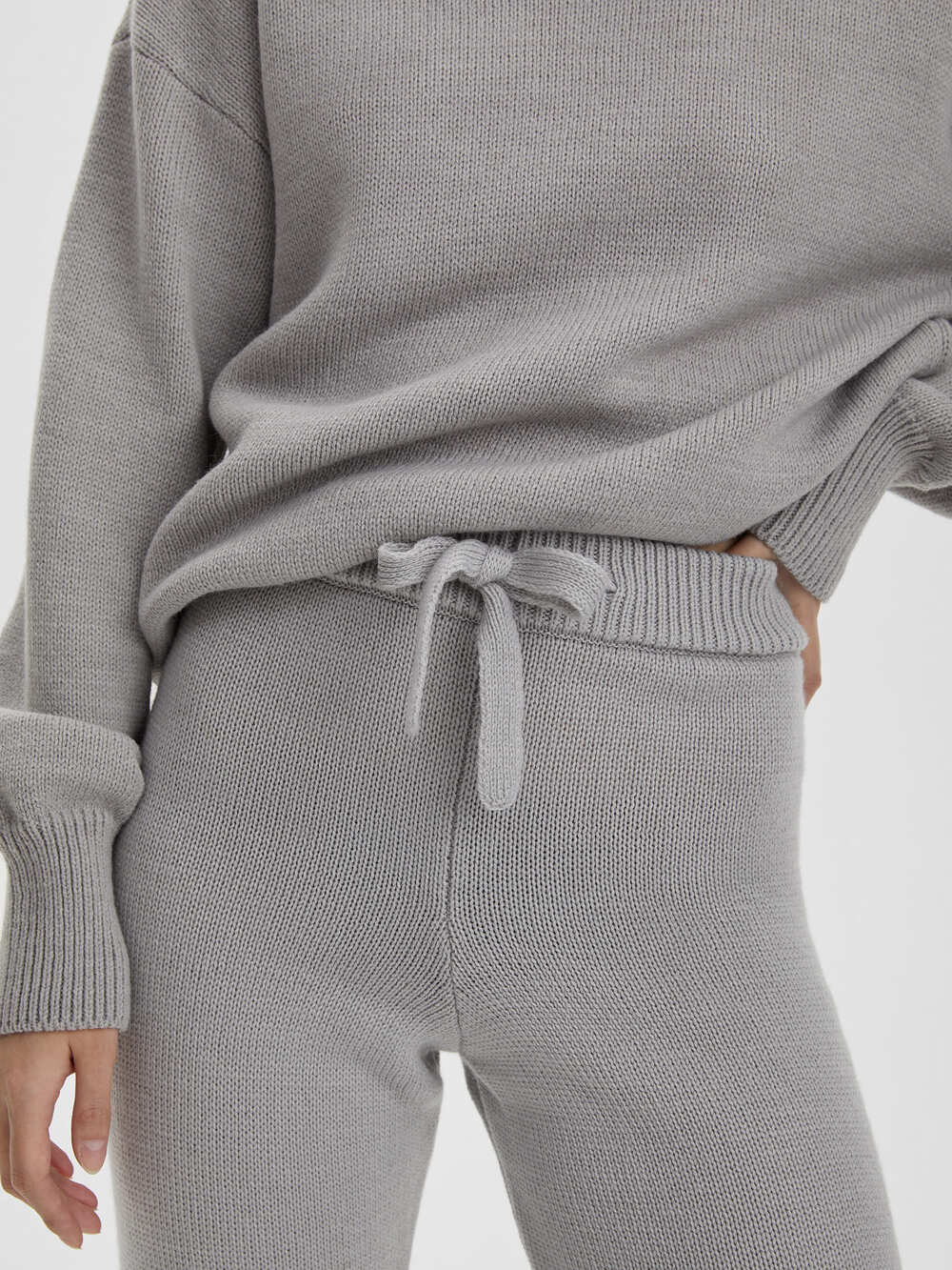 Костюм: свитер оверсайз и брюки S/M, светло-серый - фото 3