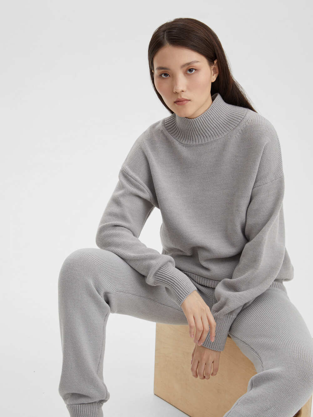 Костюм: свитер оверсайз и брюки S/M, светло-серый - фото 1