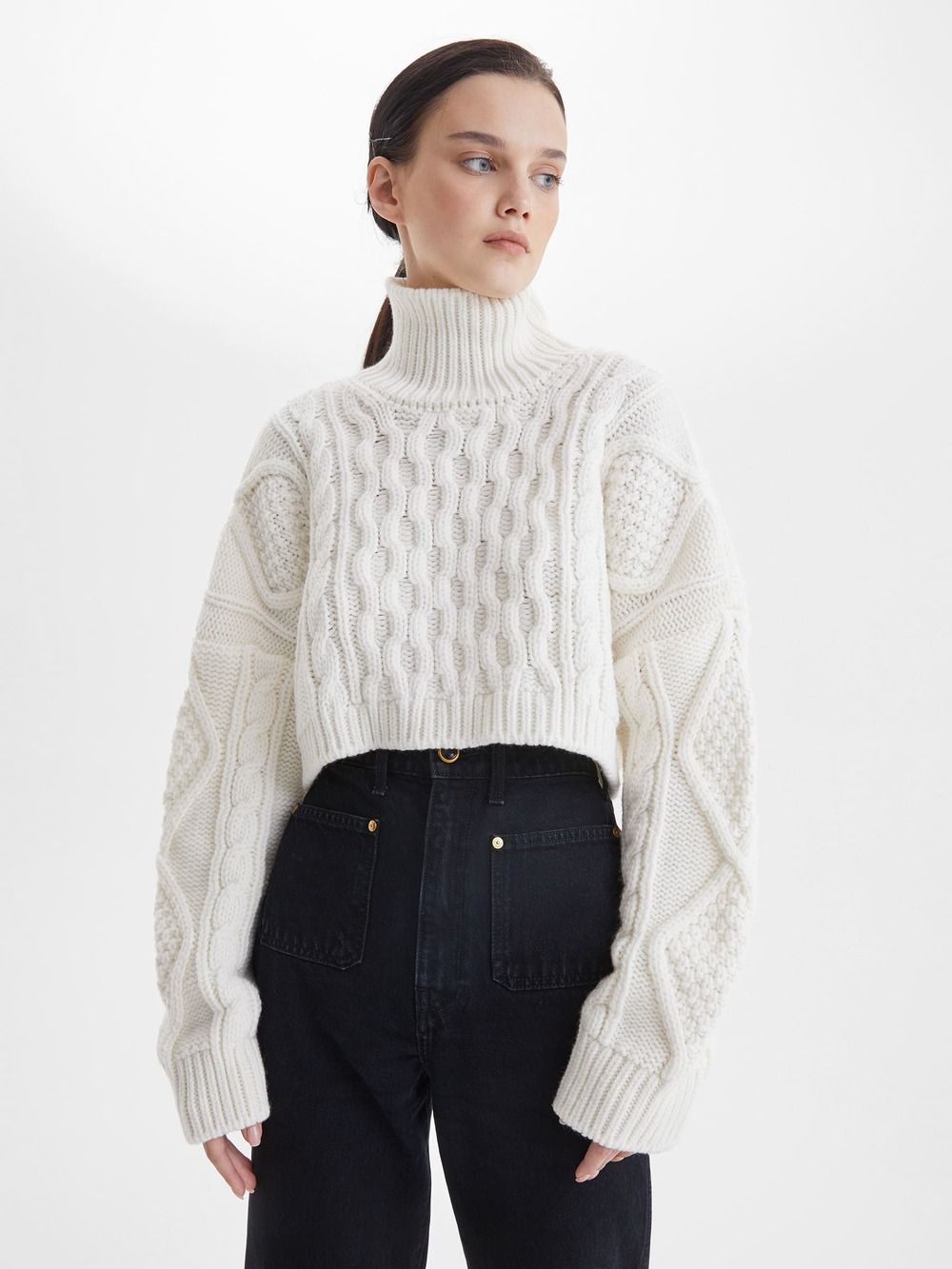 Кроп-свитер крупной вязки с аранами, белый