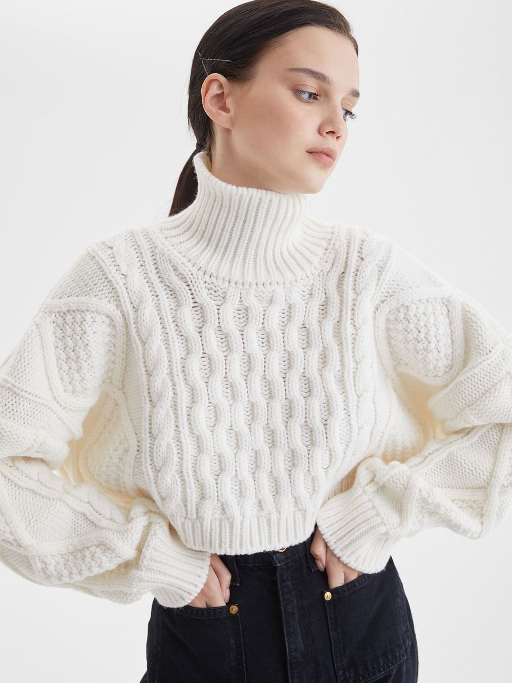 Кроп-свитер крупной вязки с аранами, белый