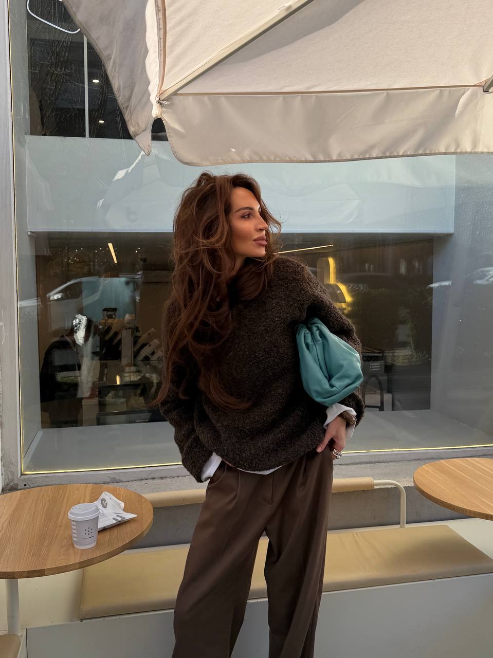 Джемпер букле из альпаки со спущенным плечом, коричневый