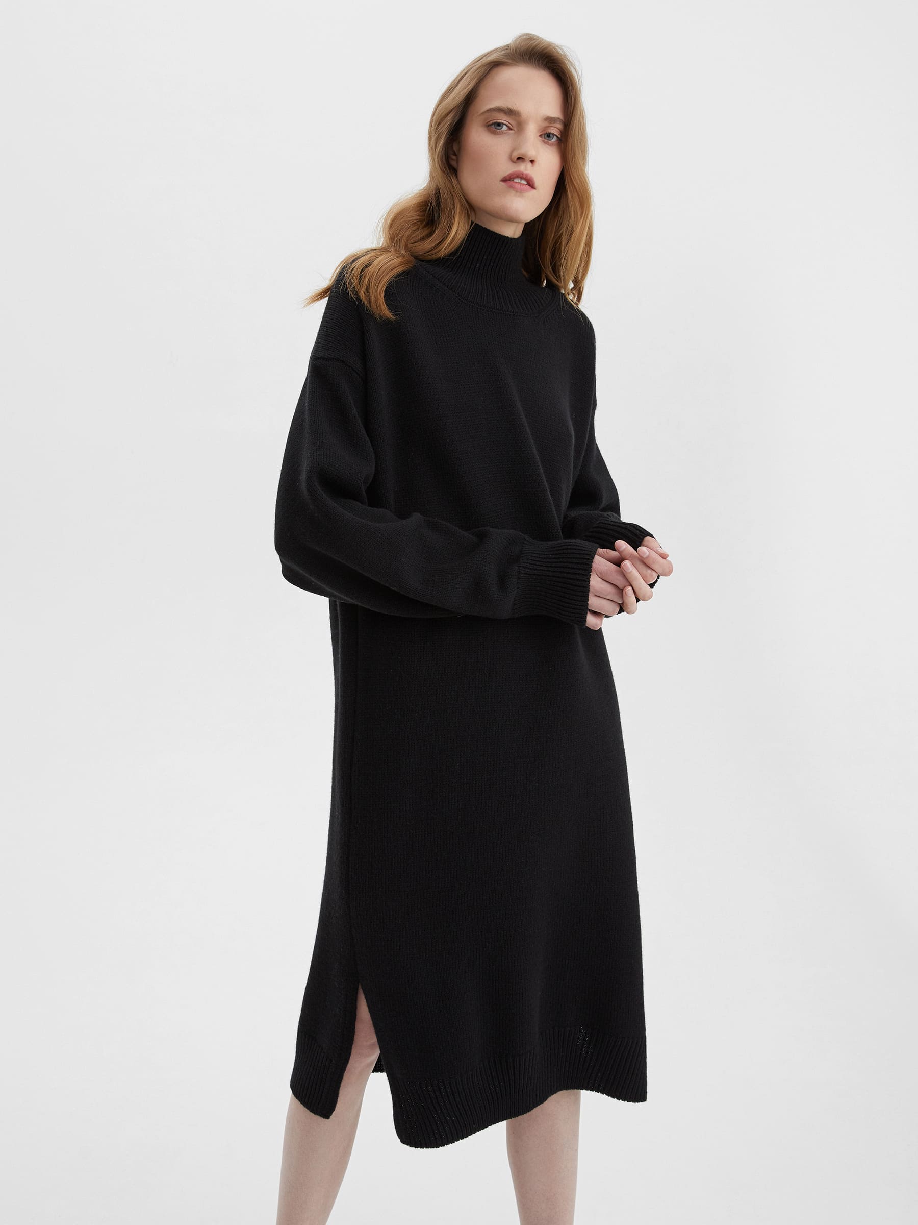 Платье свободного кроя вязаное, цвет – чёрный цена и фото