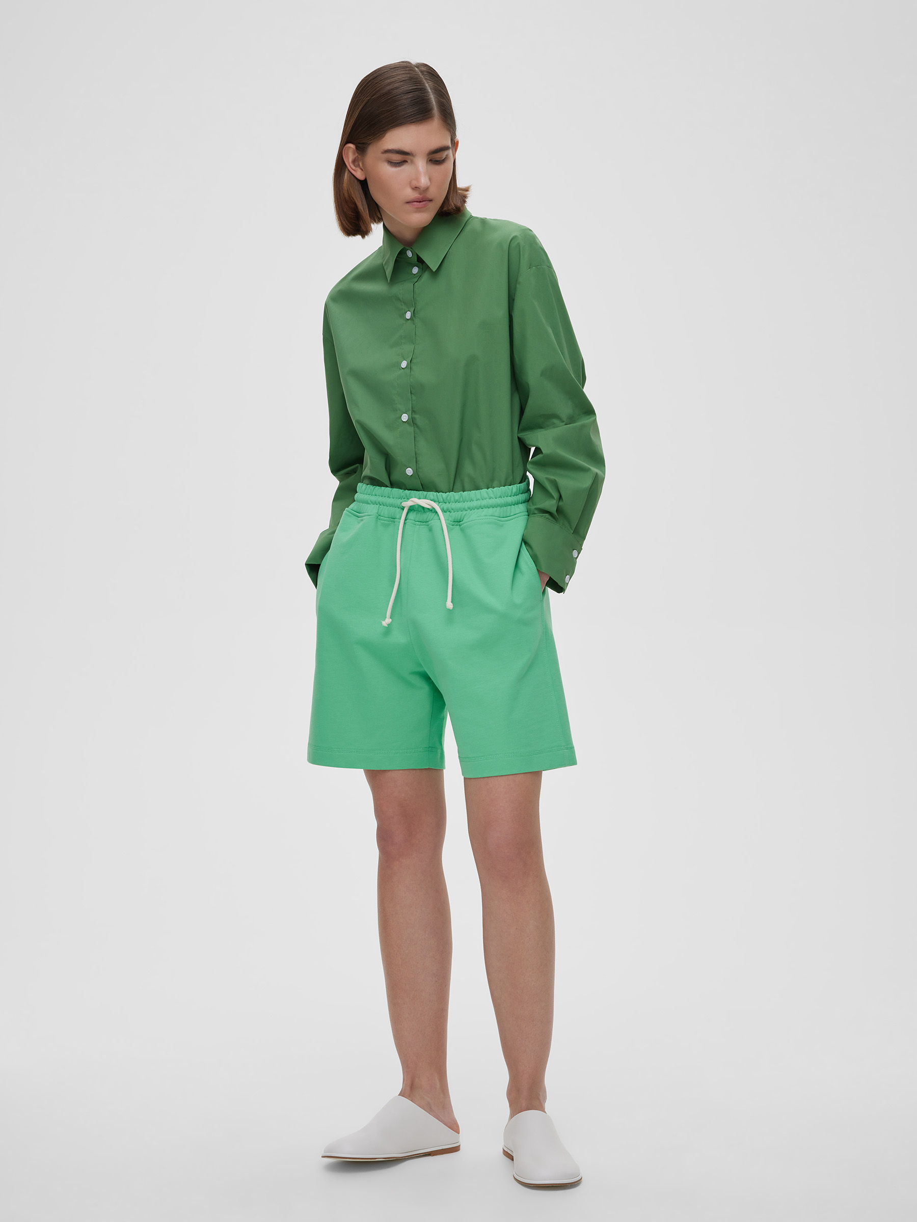 Шорты женские из футера, цвет – зеленый брюки женские свободные с карманами цвет – молочный