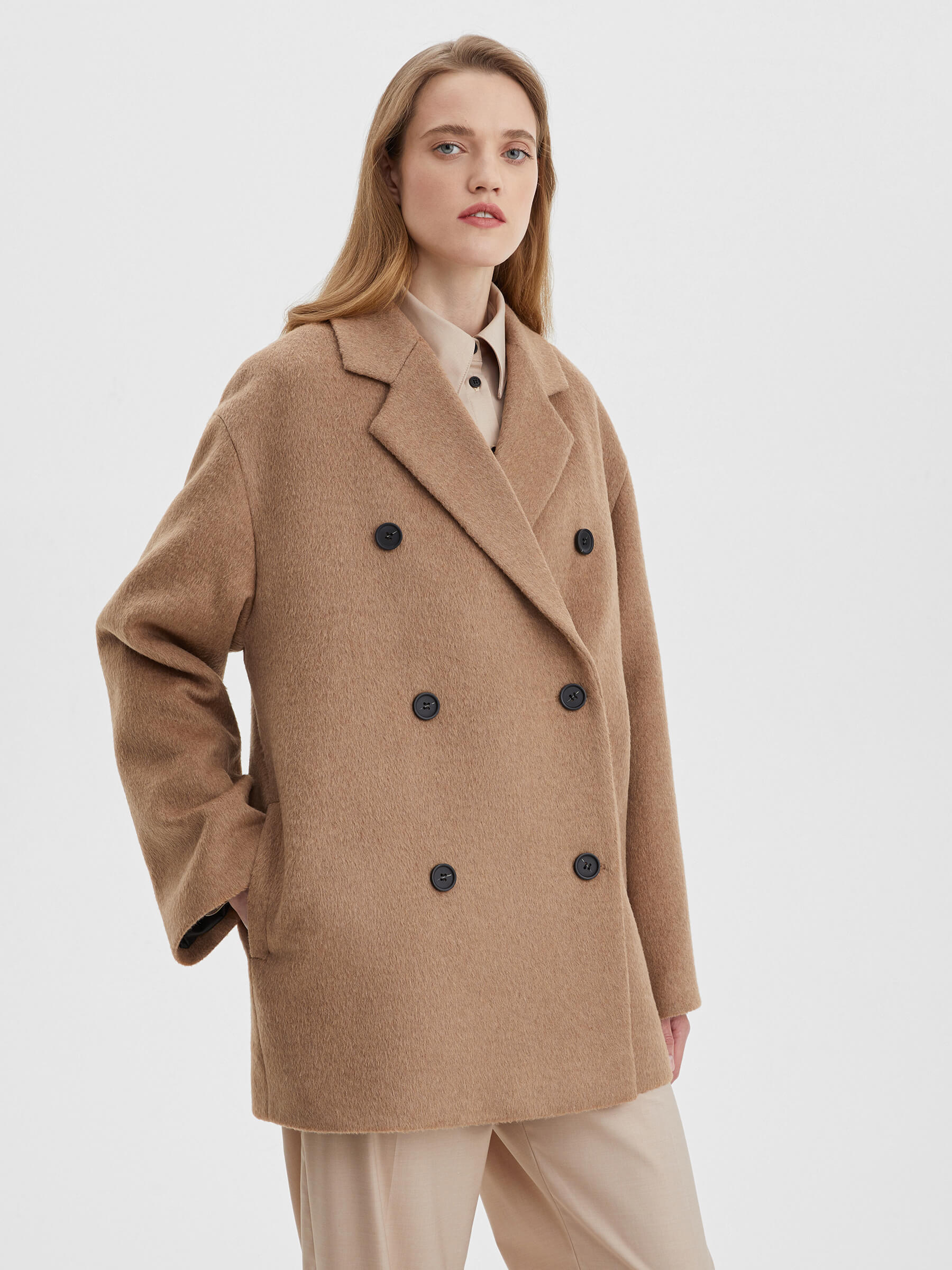 Пальто женское двубортное укороченное, цвет – коричневый