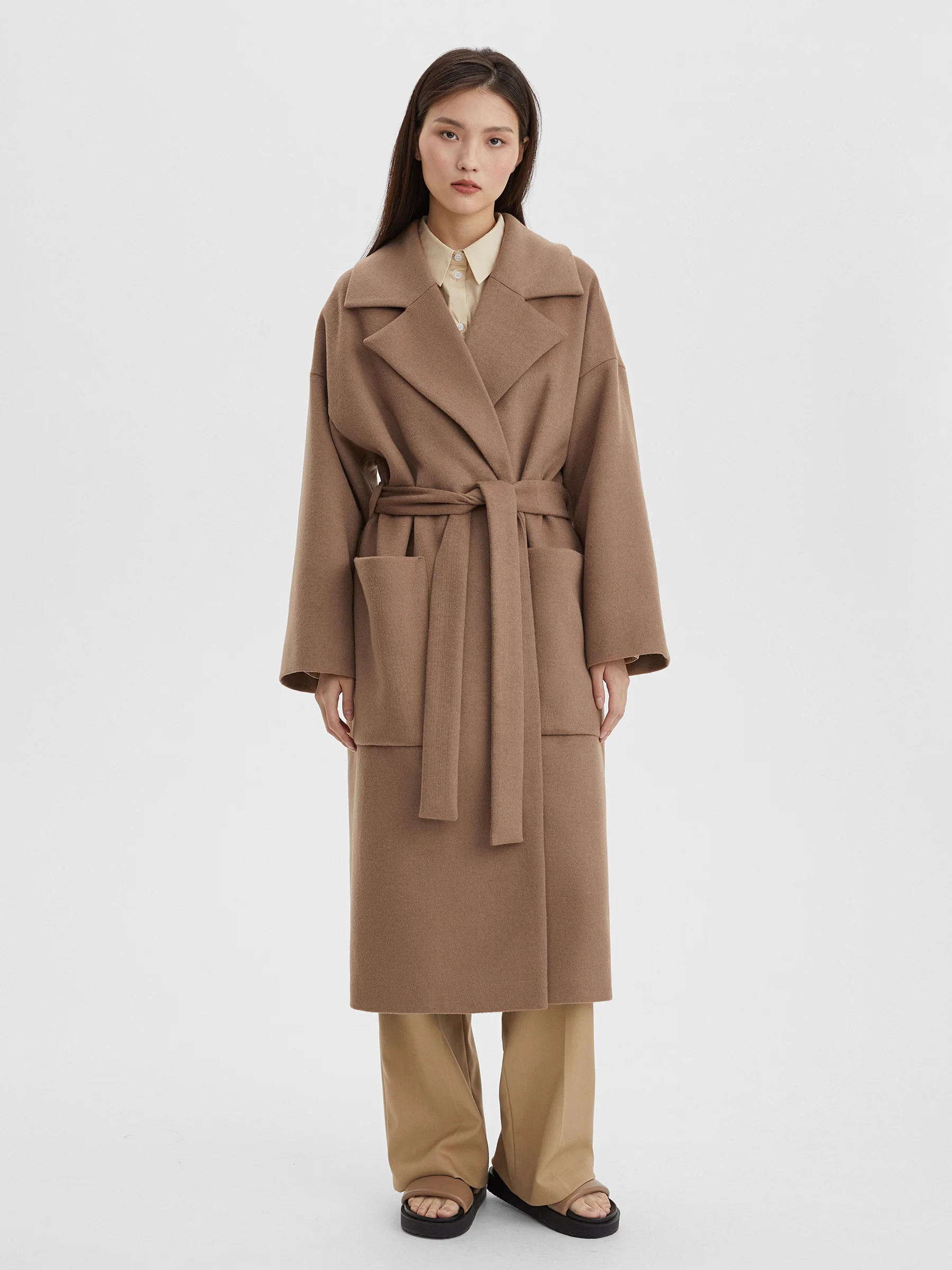 Пальто женское длинное с объемными карманами и поясом, цвет – бежевый