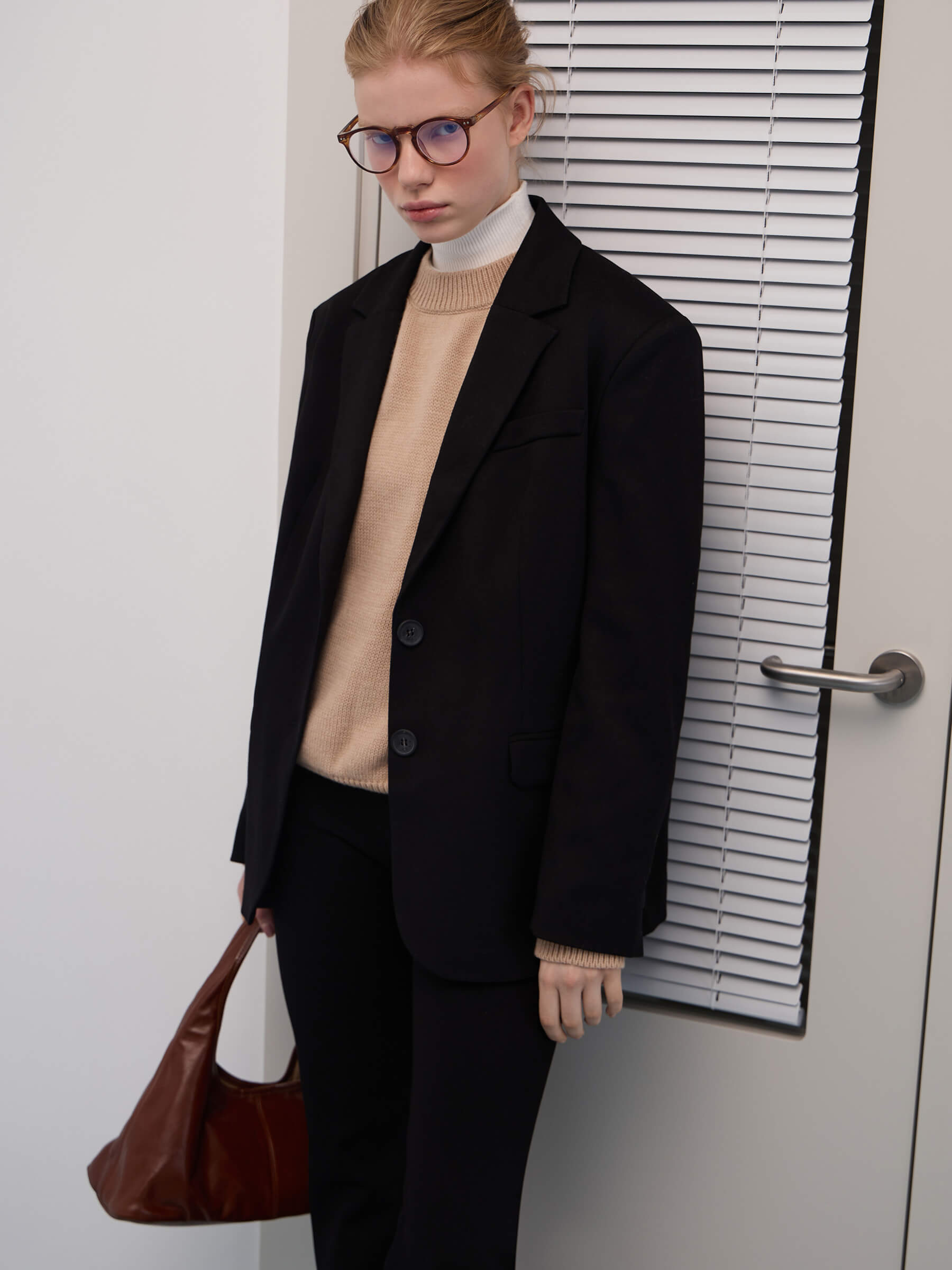 

Жакет женский однобортный на пуговицах, цвет – черный