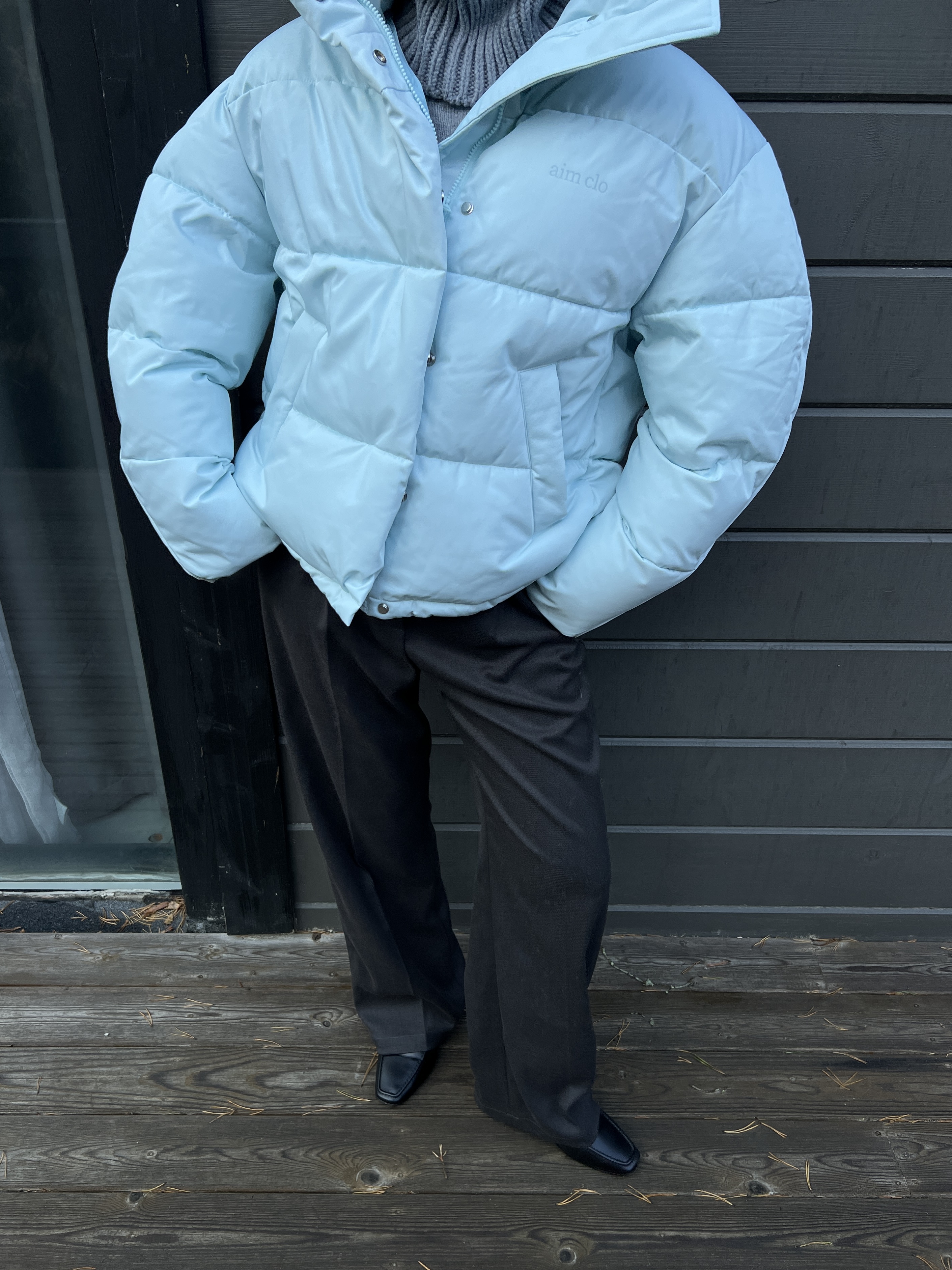 

Укороченная куртка с наполнением из экопуха, цвет - голубой.