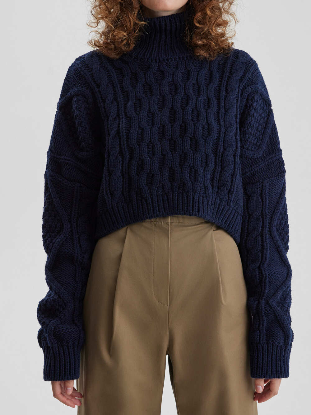 Кроп-свитер крупной вязки с аранами, синий
