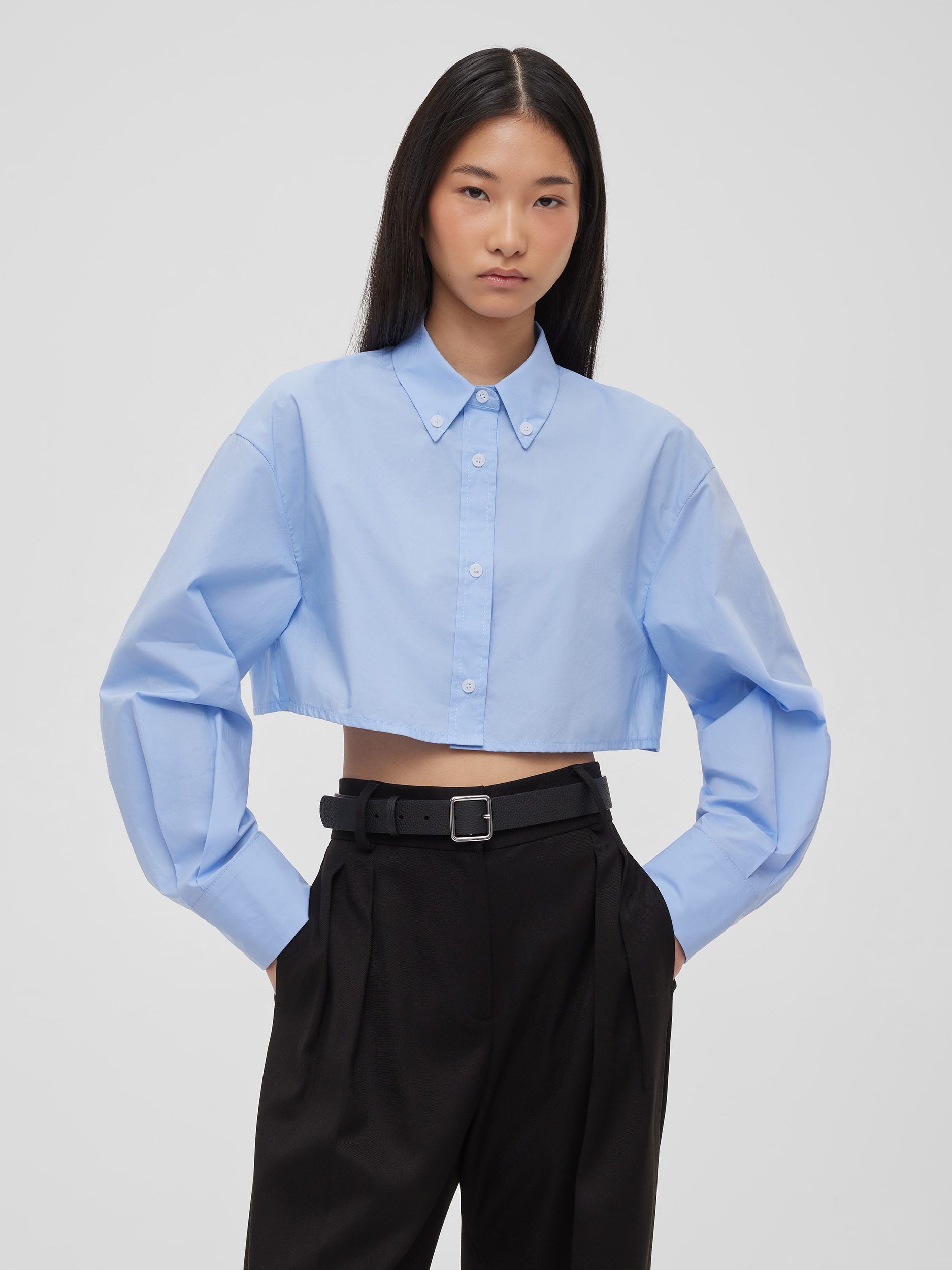 цена Рубашка женская короткая из хлопка, цвет – светло-голубой