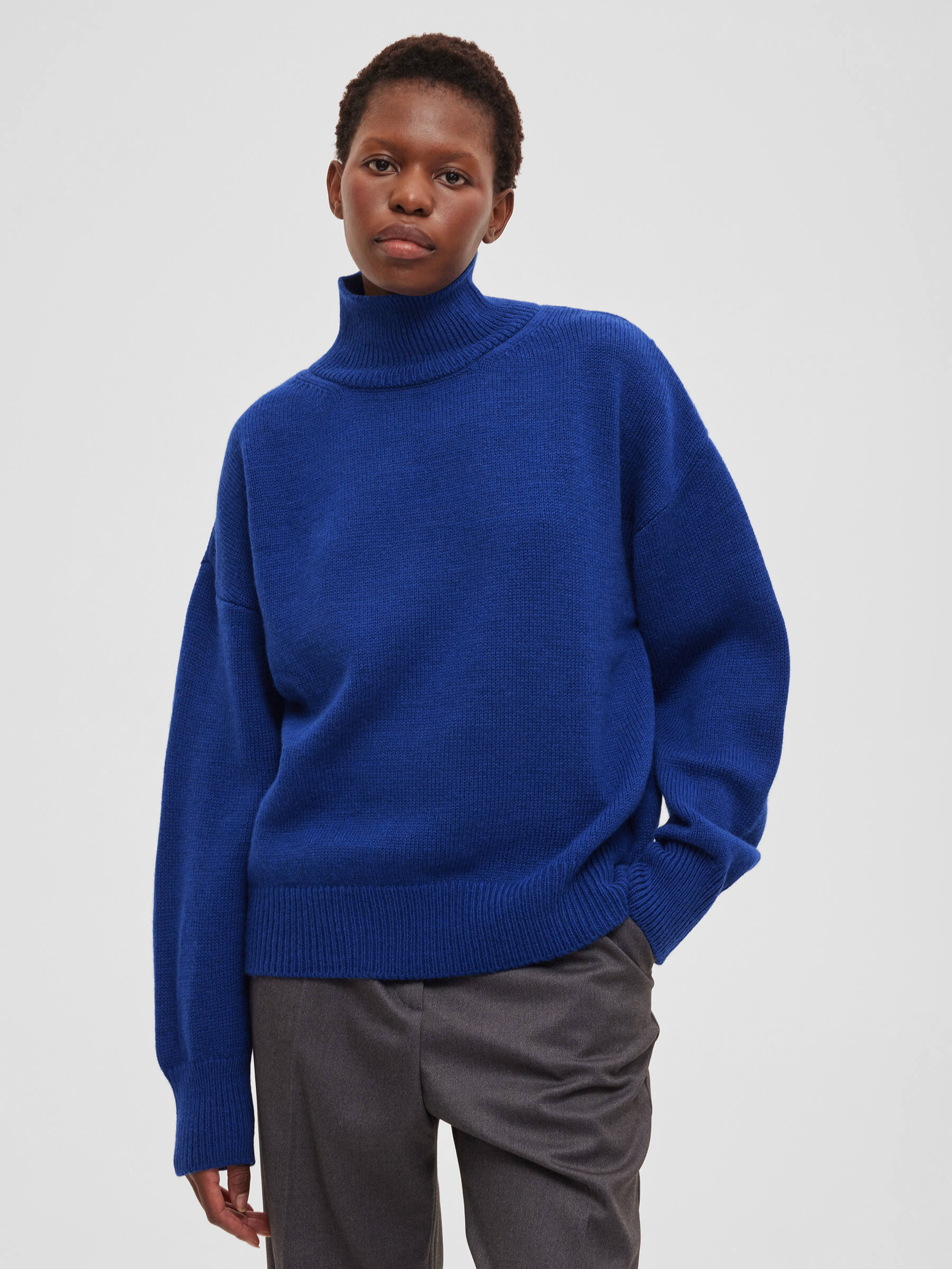 

Свитер женский с горлом, цвет – синий