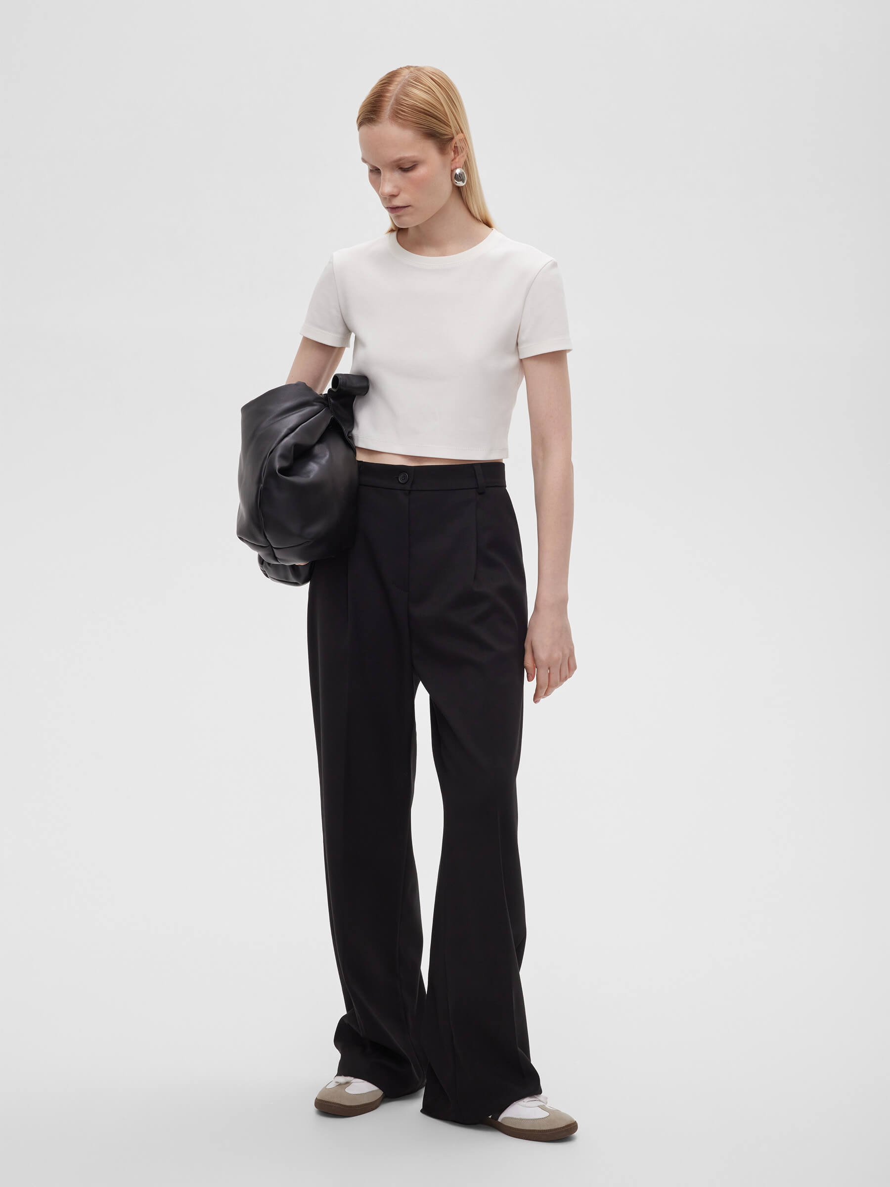 

Брюки женские свободные с защипами, цвет – черный