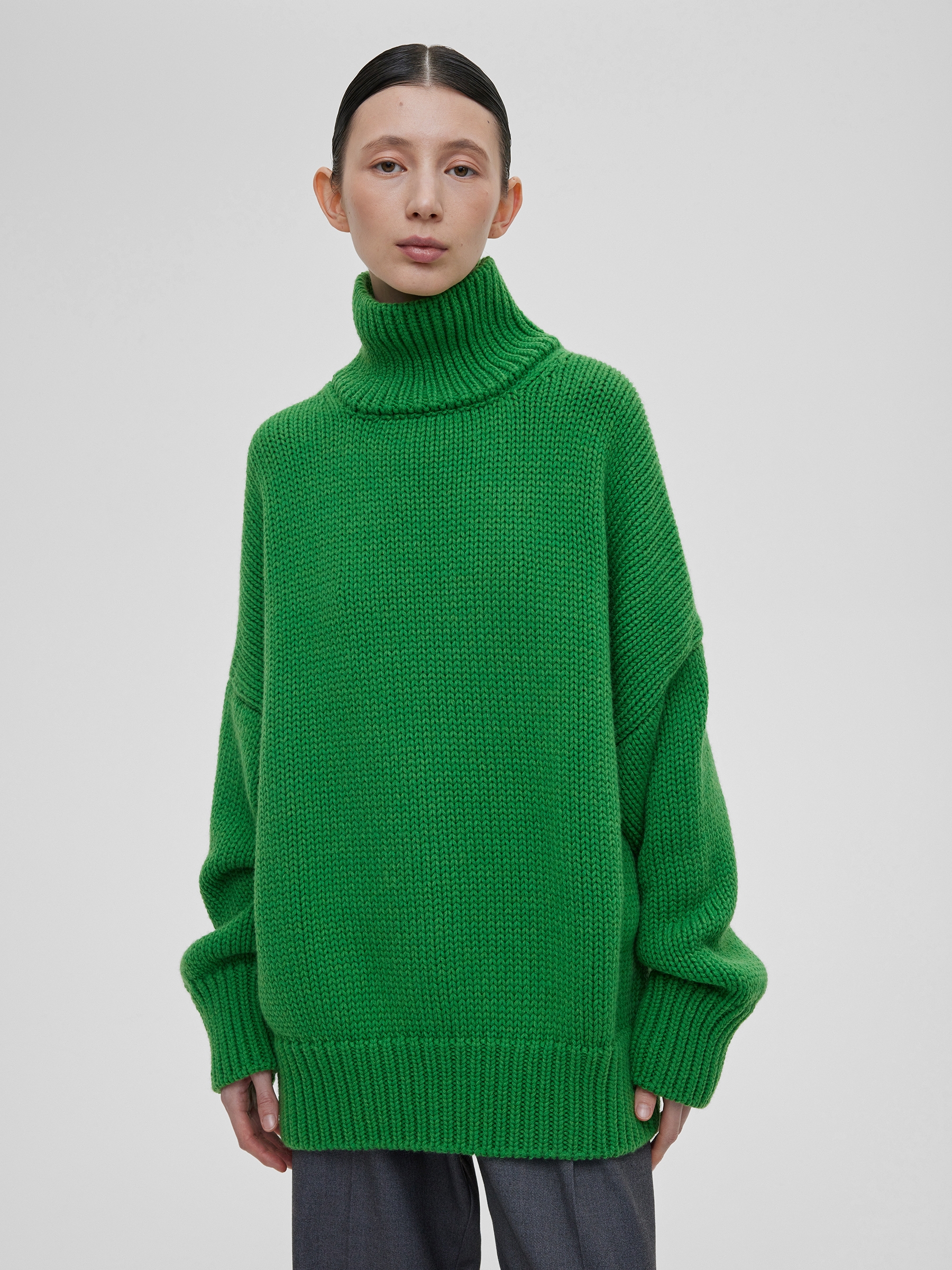 Свитер женский крупной вязки из шерсти, цвет – зеленый свитер женский с молнией крупной вязки цвет – молочный