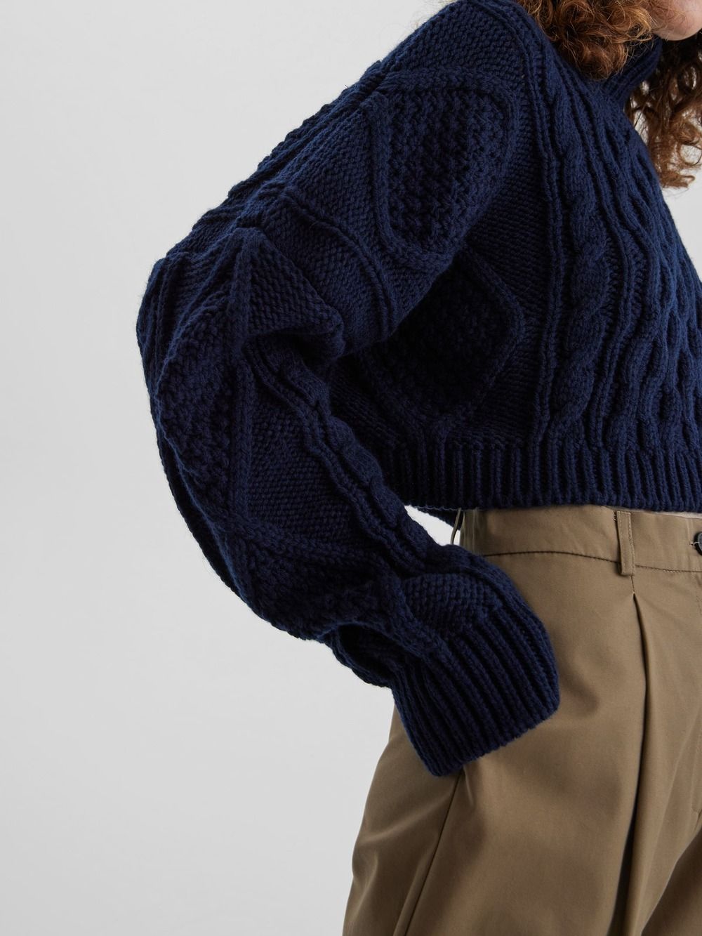 Кроп-свитер крупной вязки с аранами, синий