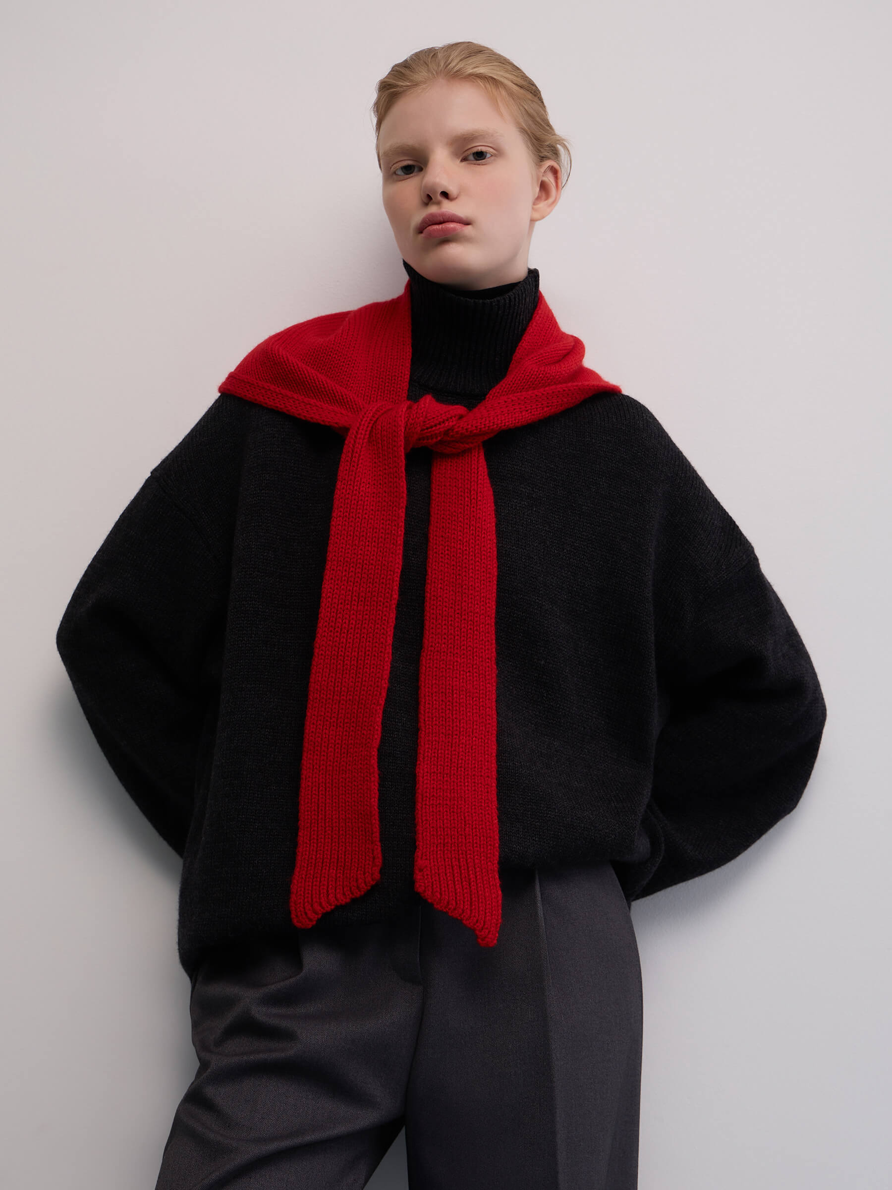 

Свитер женский с горлом, цвет – черный