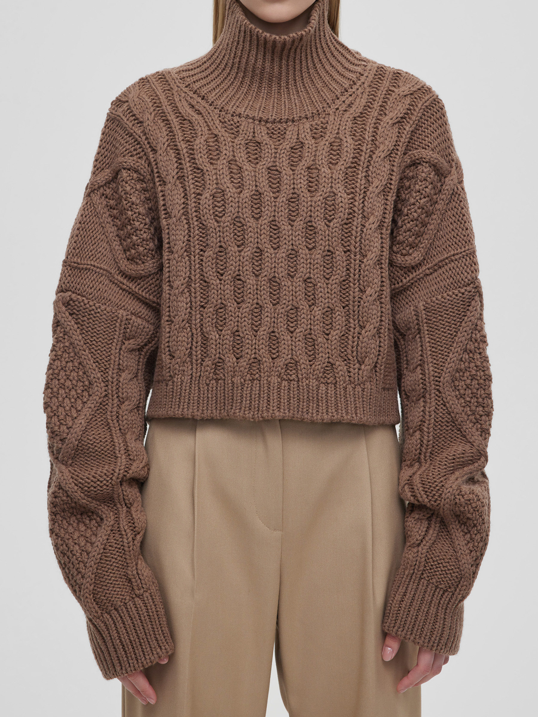 Кроп-свитер крупной вязки с аранами, кофейный - фото 3