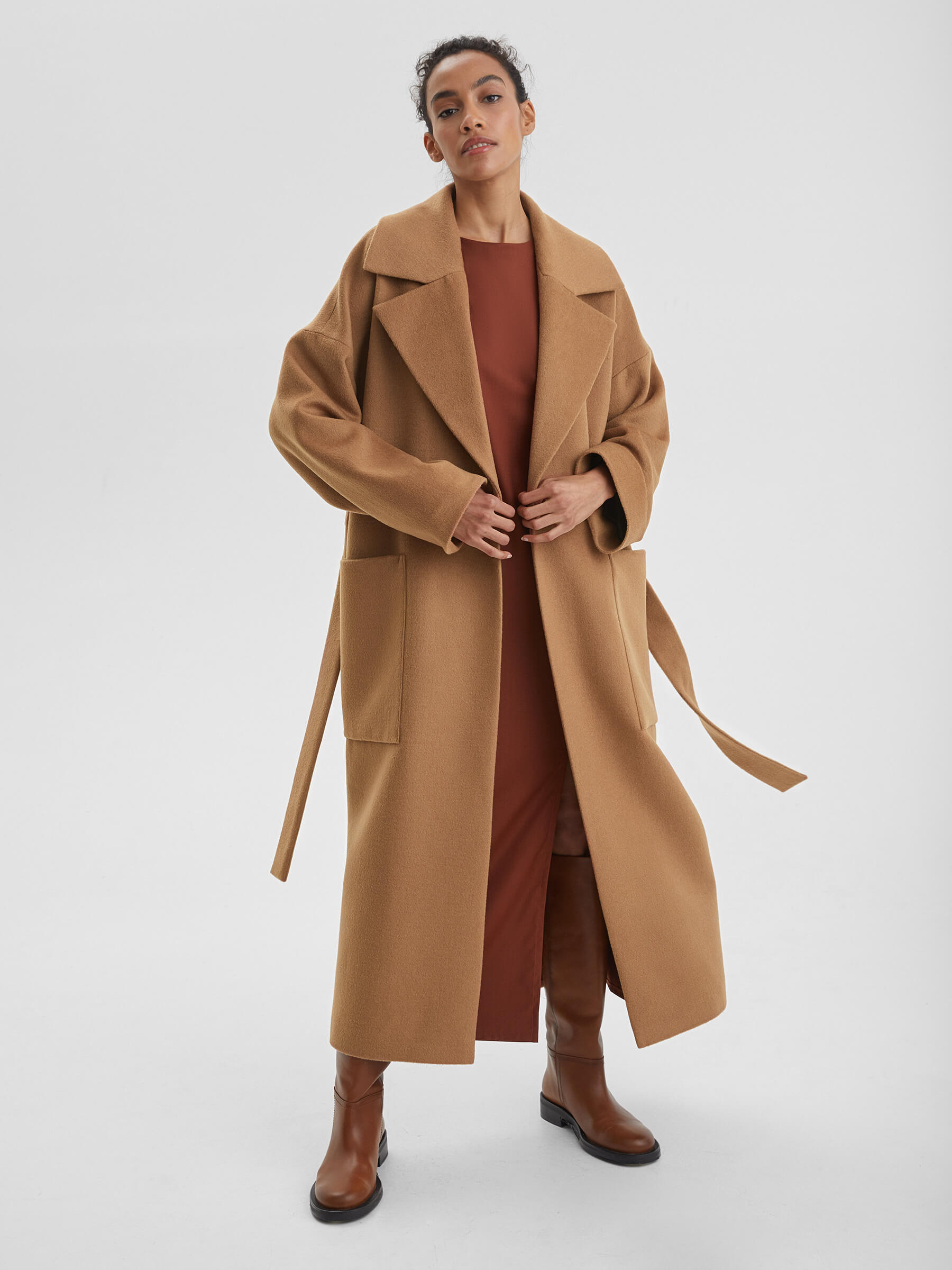 Пальто женское длинное с объемными карманами и поясом, цвет – кэмел