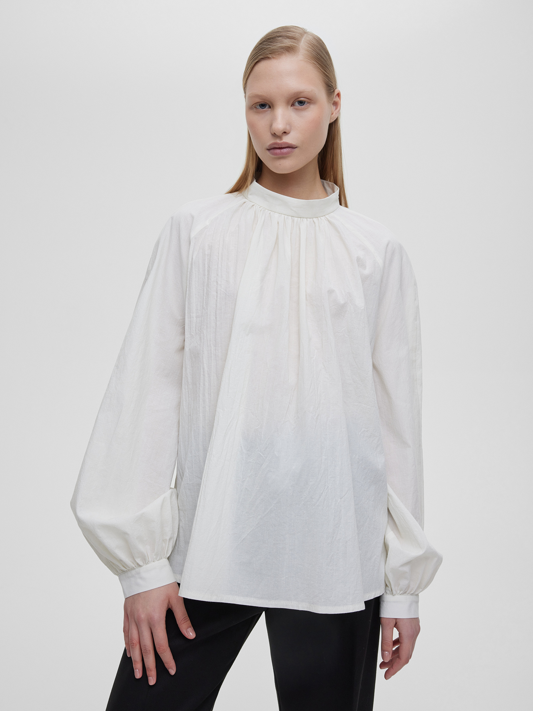 Блуза c воротником стойка и объемными рукавами, цвет – молочный цена и фото