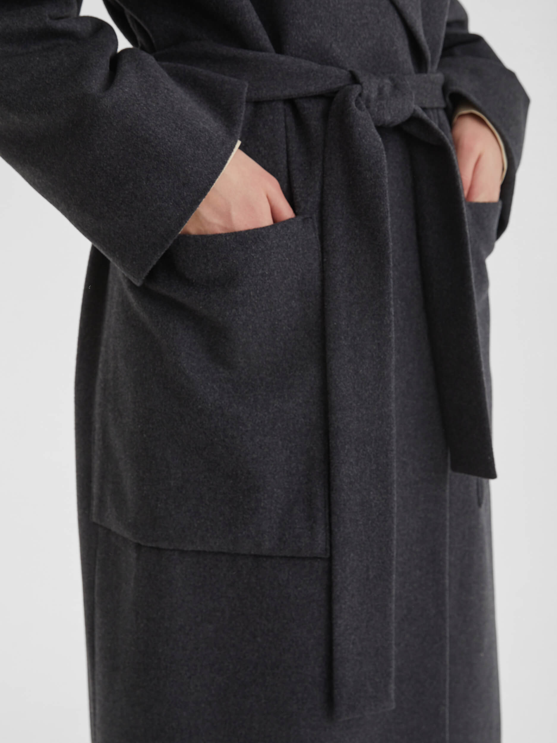 Пальто с объемными карманами и поясом, тёмно-серый - фото 4