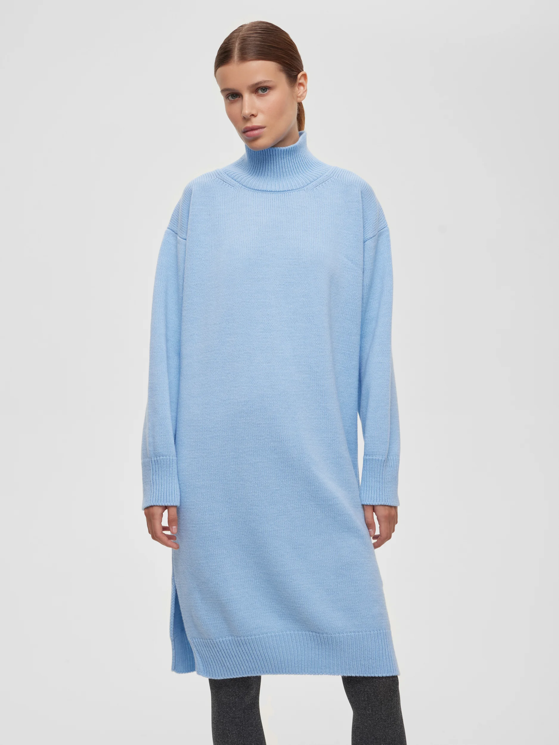 Платье свободного кроя вязаное, цвет – голубой цена и фото