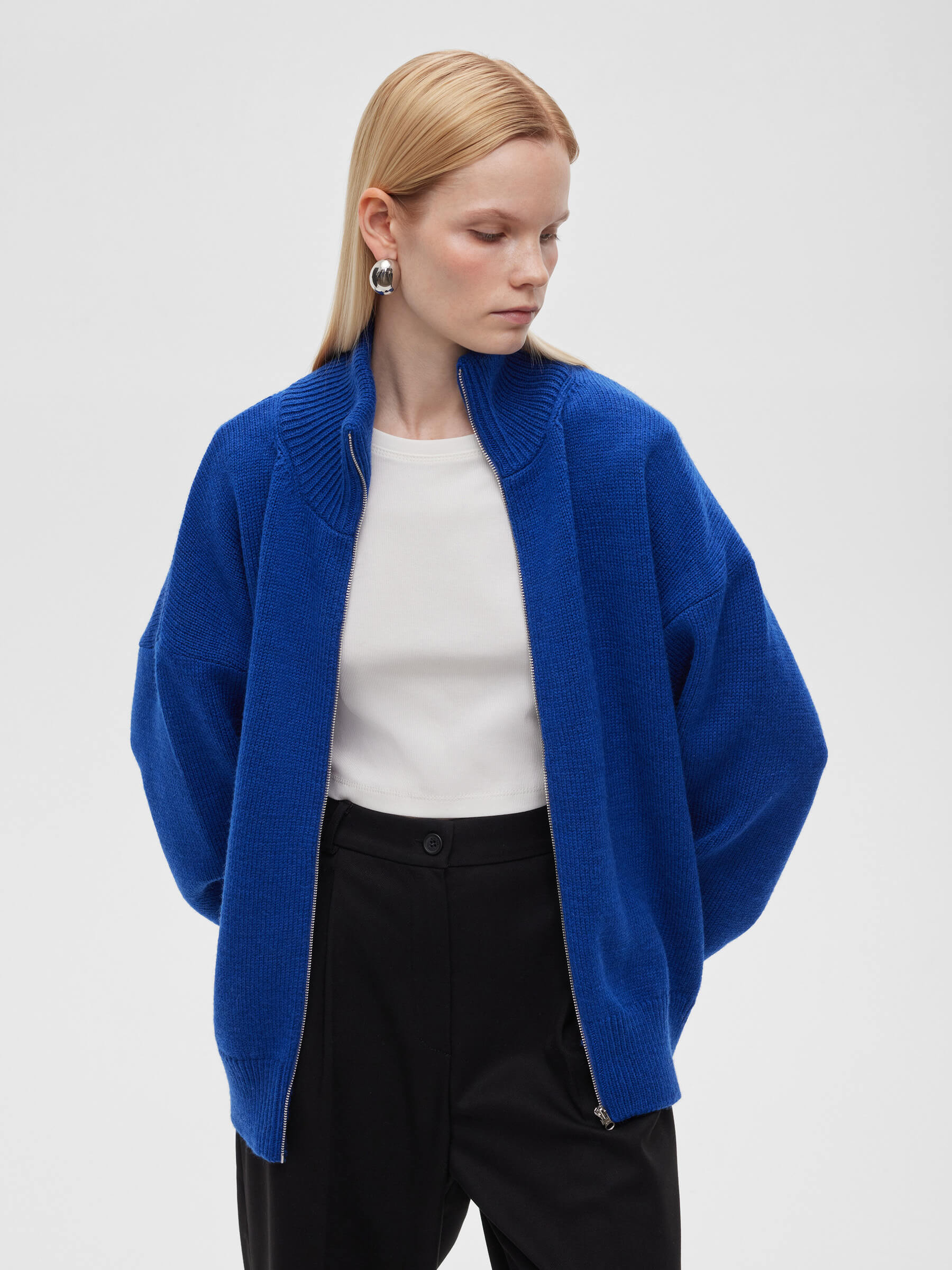 Женский свитер на молнии из шерсти, цвет – синий фотографии