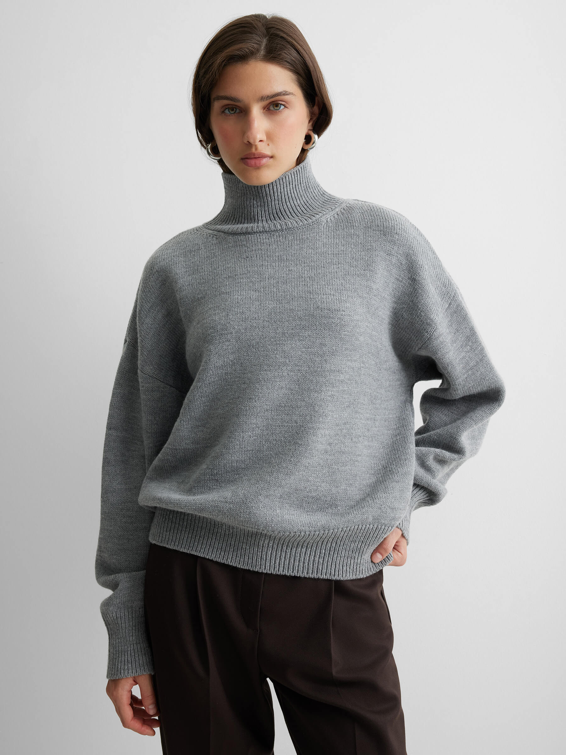 Свитер женский с горлом, цвет – серый