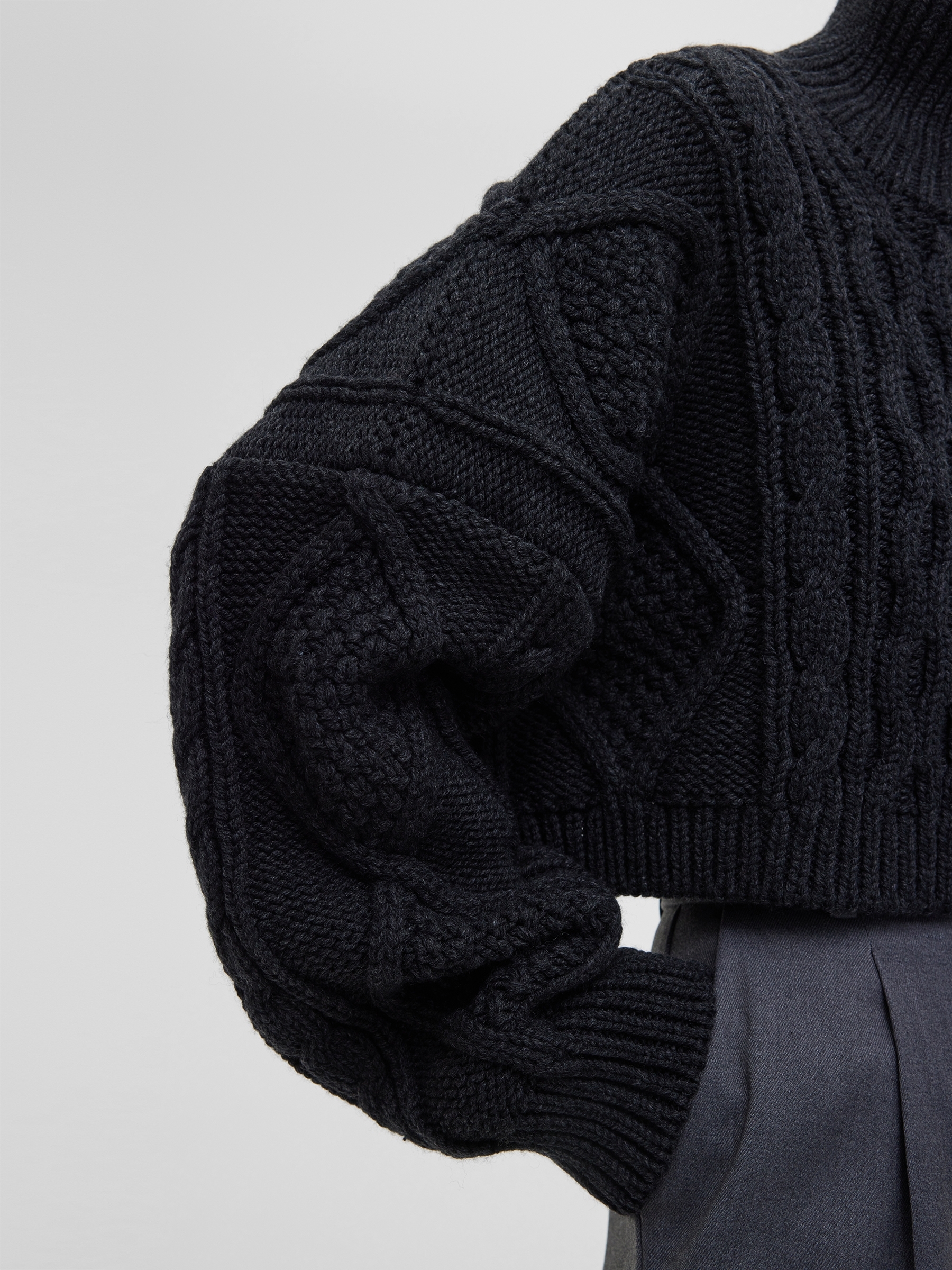 Кроп-свитер крупной вязки с аранами, антрацит - фото 4