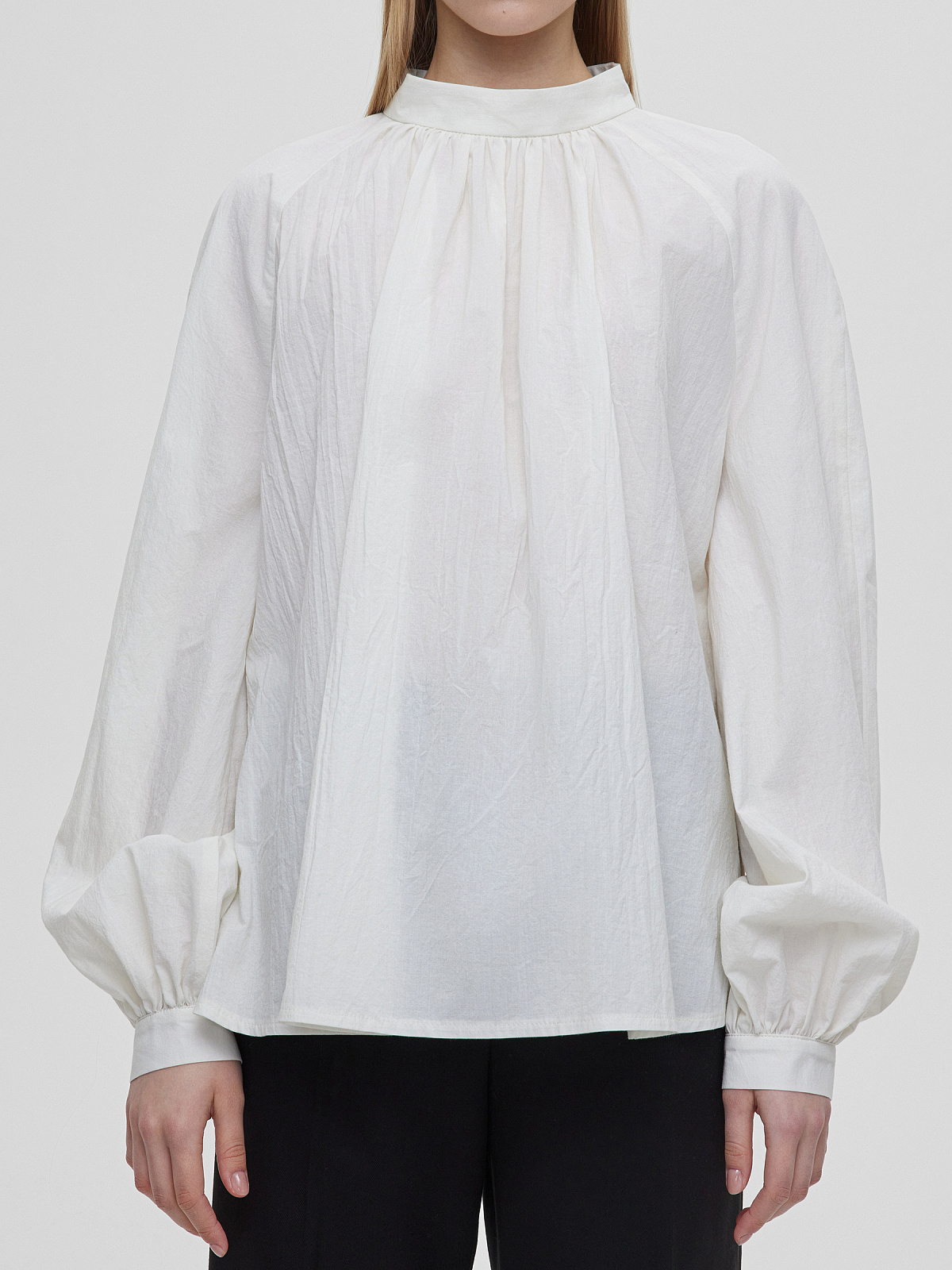 Блуза c воротником стойка и объемными рукавами, молочный