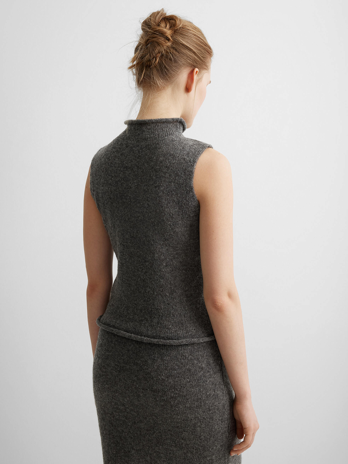 Джемпер с высоким воротником из мохера, серый