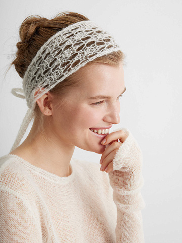 Чепчик ажурный из мохера, молочный