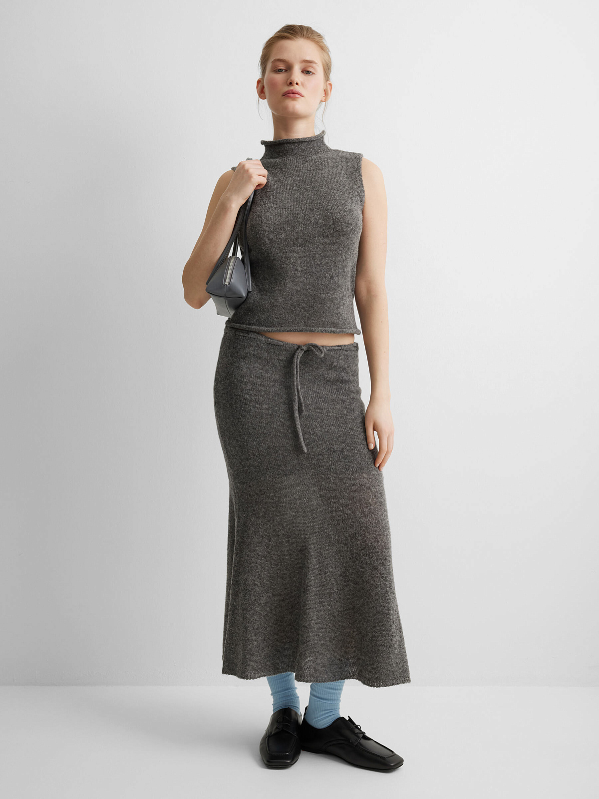 Джемпер с высоким воротником из мохера, серый