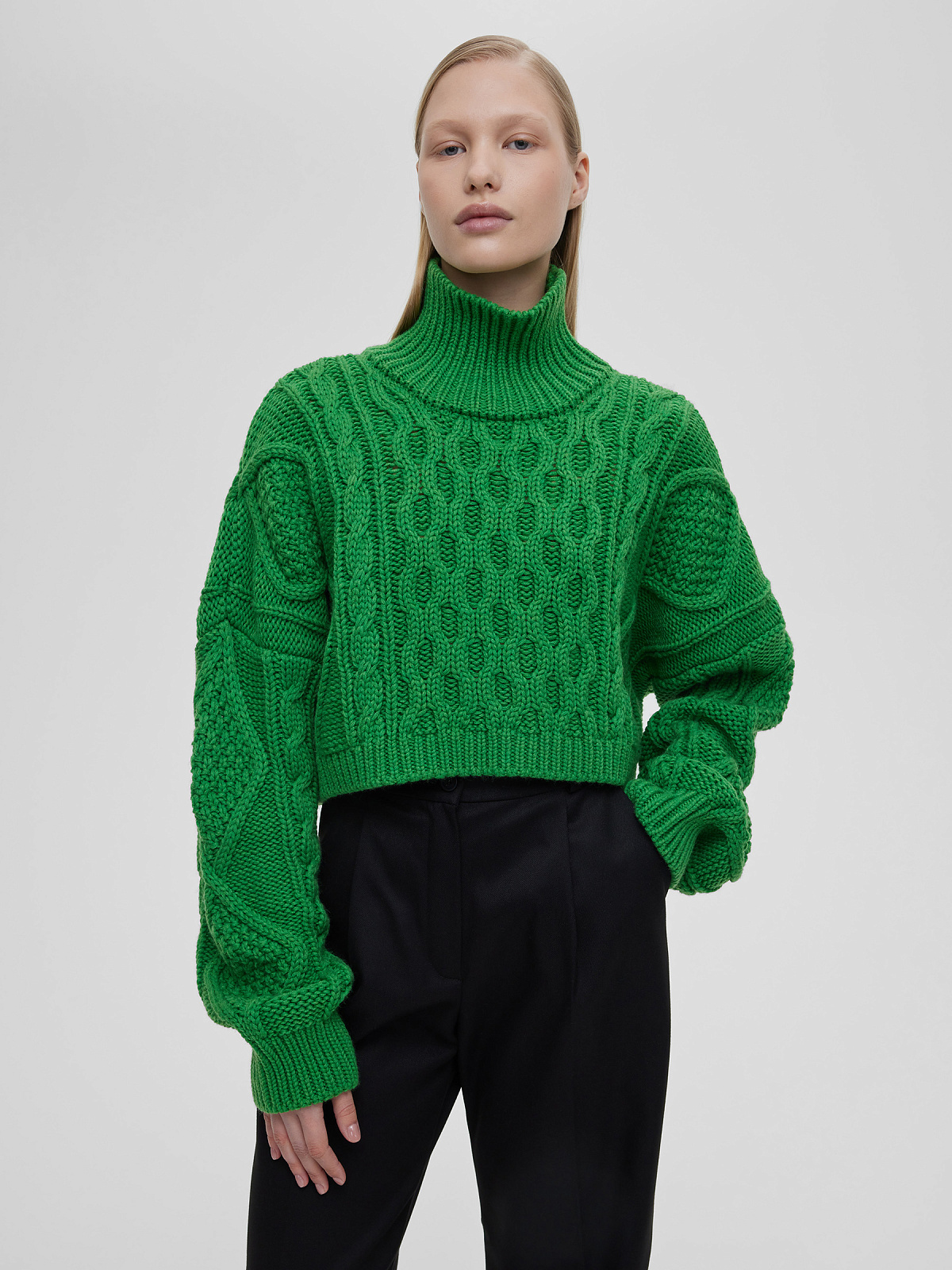 Кроп-свитер крупной вязки с аранами, зеленый