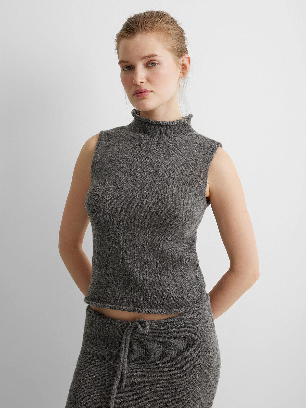 Джемпер с высоким воротником из мохера, серый