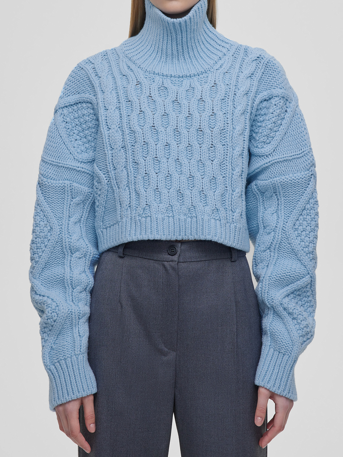 Кроп-свитер крупной вязки с аранами, голубой