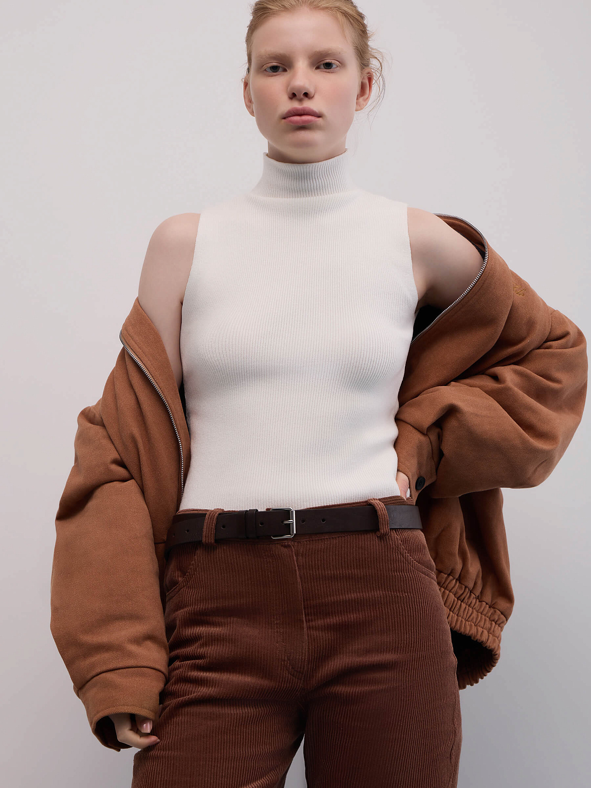 Трикотажный топ с воротником стойка, белый