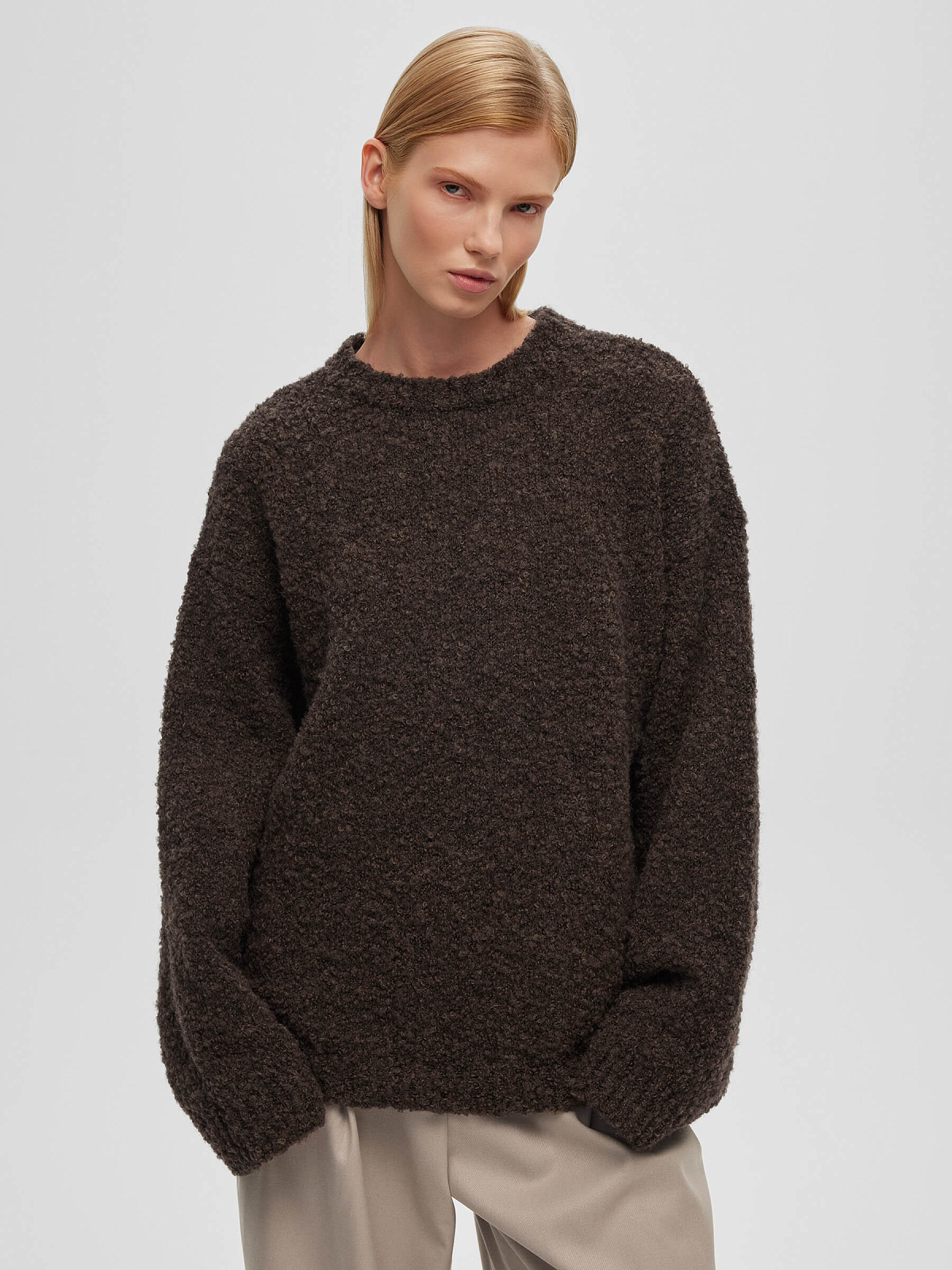 Джемпер букле из альпаки со спущенным плечом, коричневый