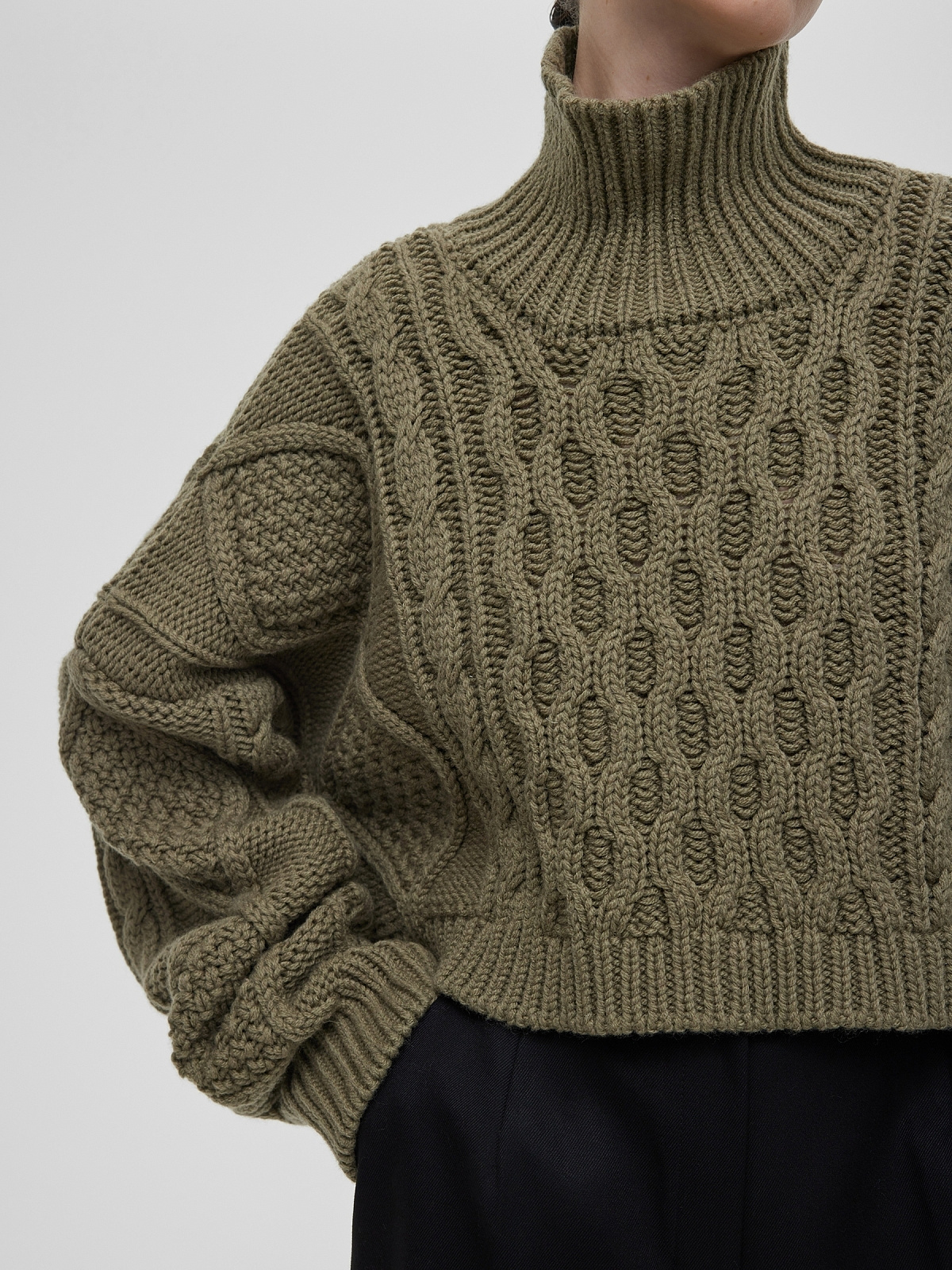 Кроп-свитер крупной вязки с аранами, светлый хаки
