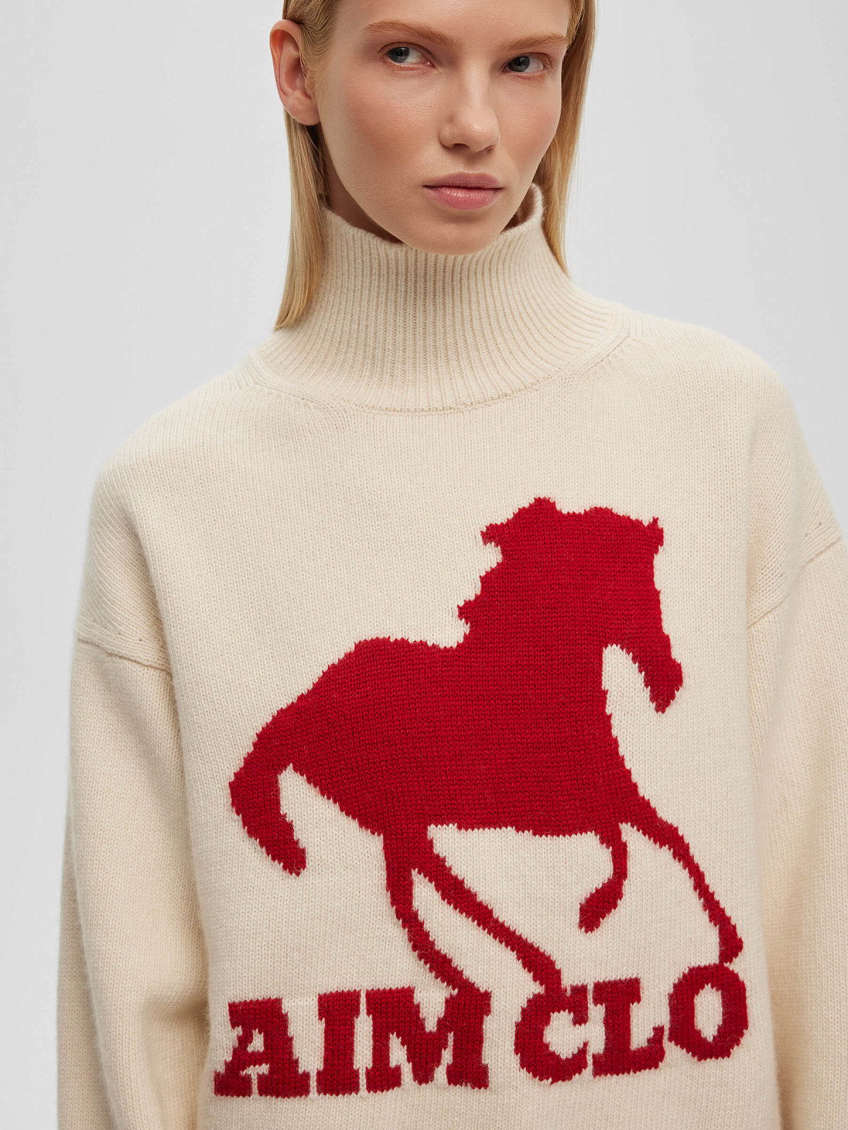 Свитер с интарсией лошадь, молочно-красный