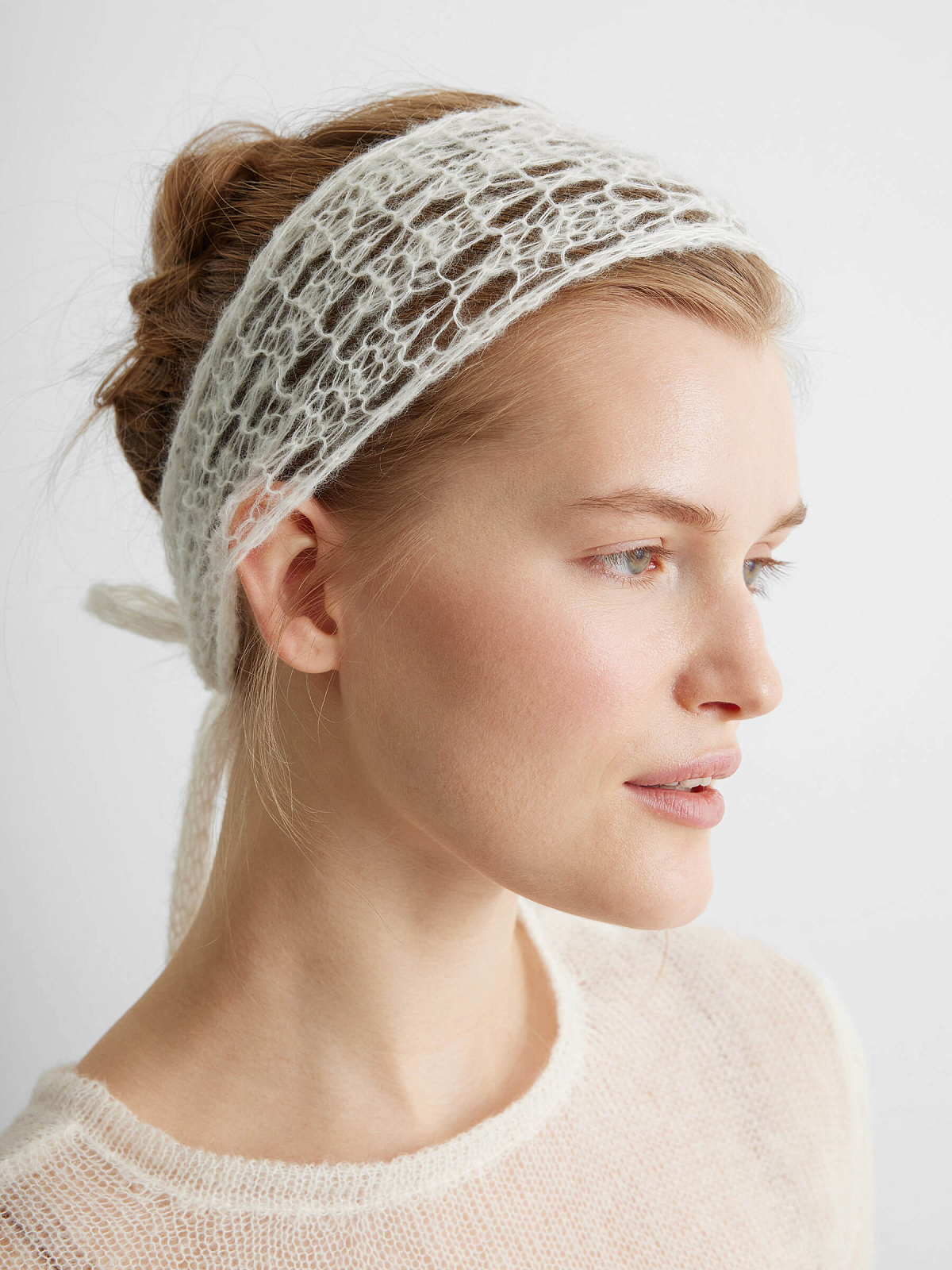 Чепчик ажурный из мохера, молочный
