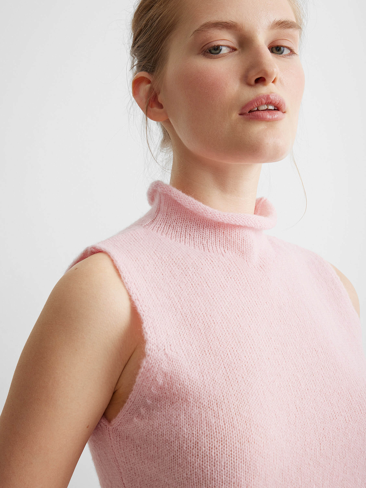 Джемпер с высоким воротником из мохера, розовый