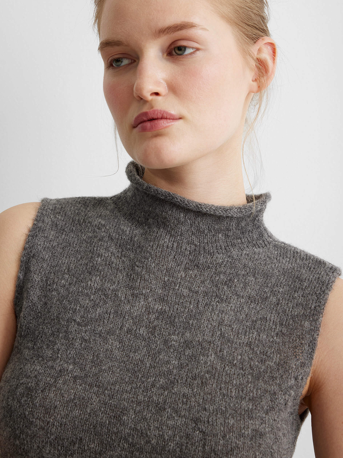 Джемпер с высоким воротником из мохера, серый