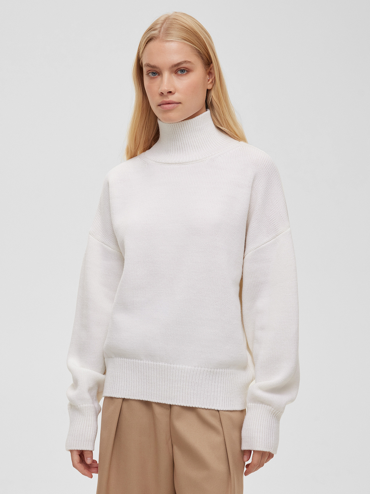 Свитер свободного кроя, белый