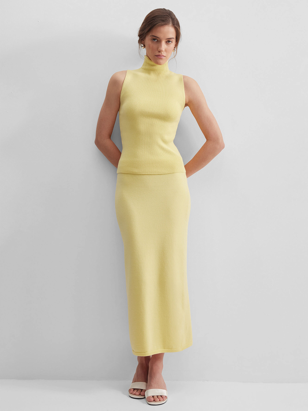 Трикотажный топ с воротником стойка, желтый