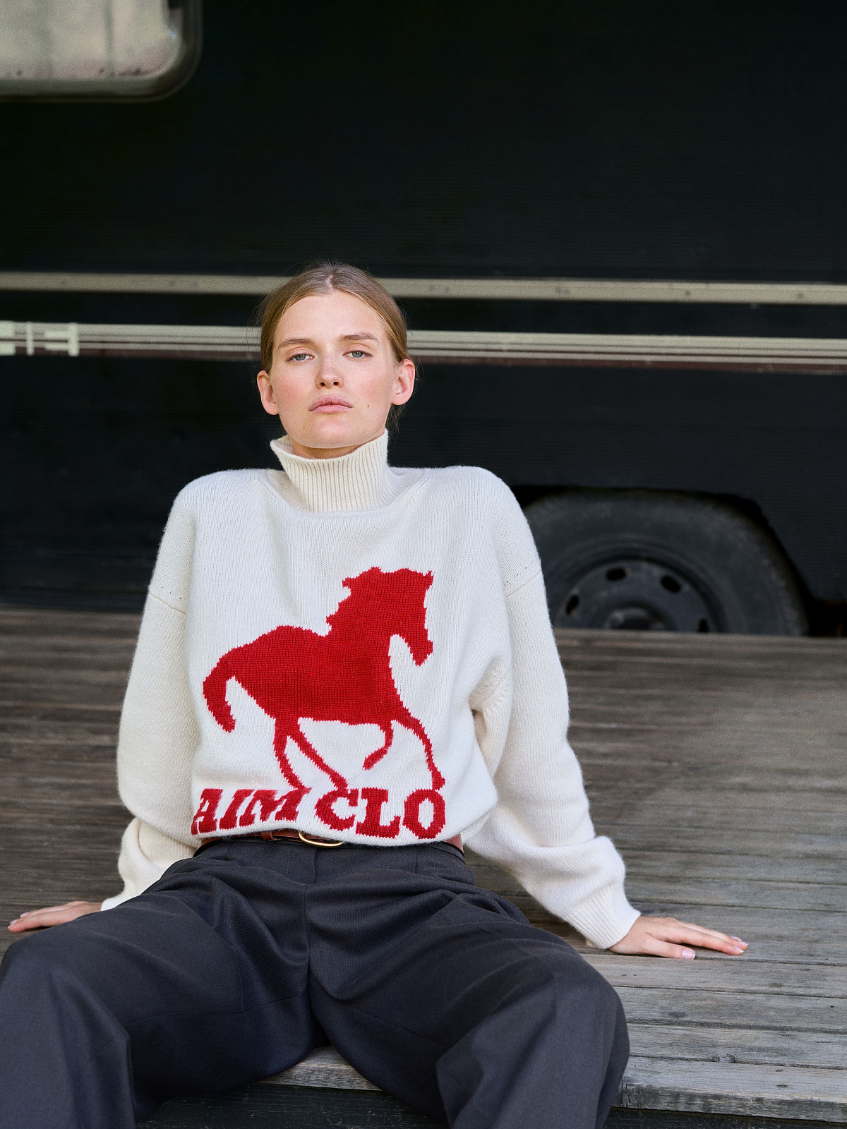 Свитер с интарсией лошадь, молочно-красный