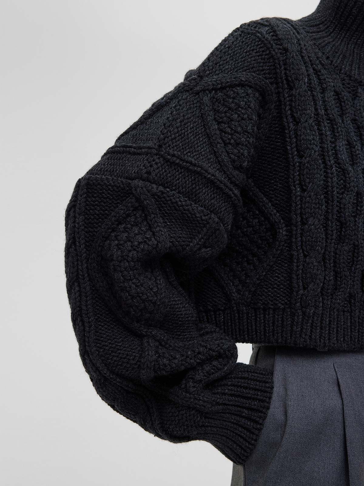 Кроп-свитер крупной вязки с аранами, антрацит