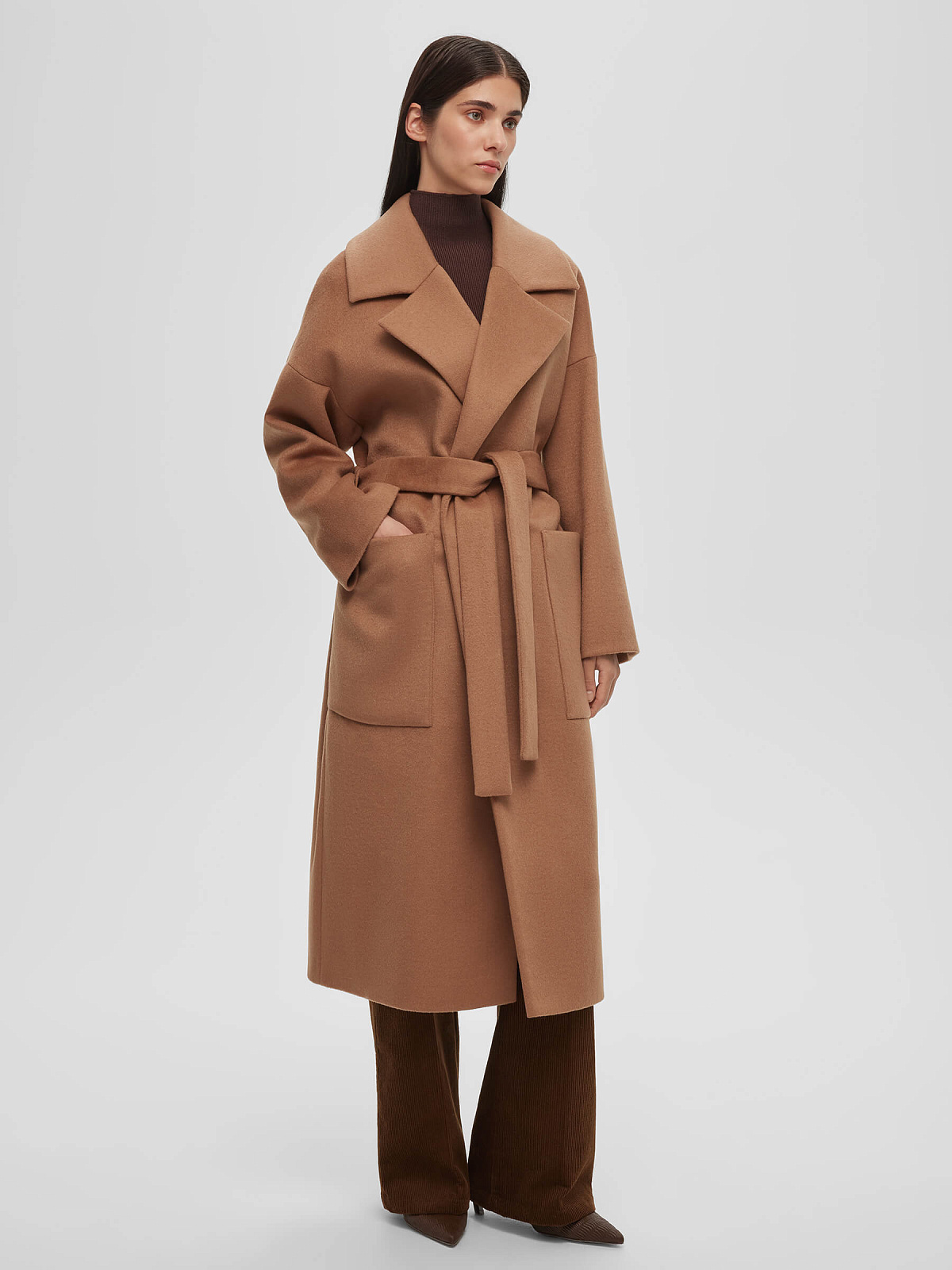 Пальто с объемными карманами и поясом, бежевый