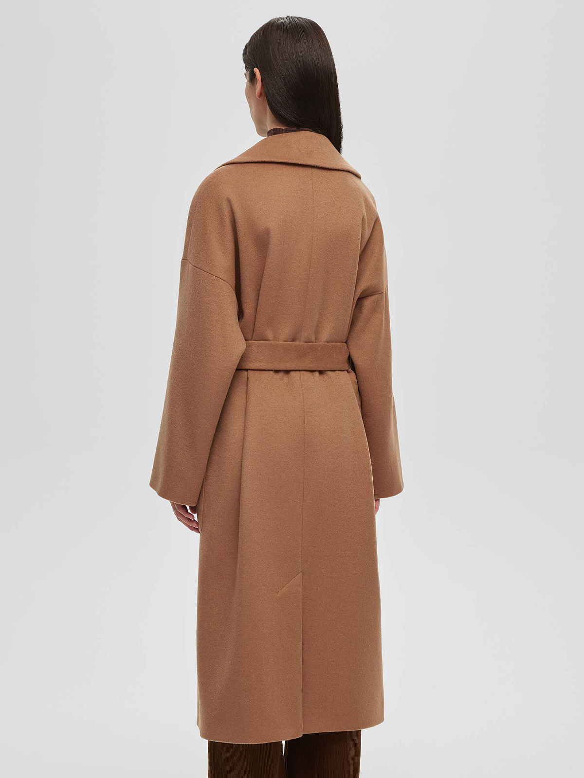 Пальто с объемными карманами и поясом, бежевый