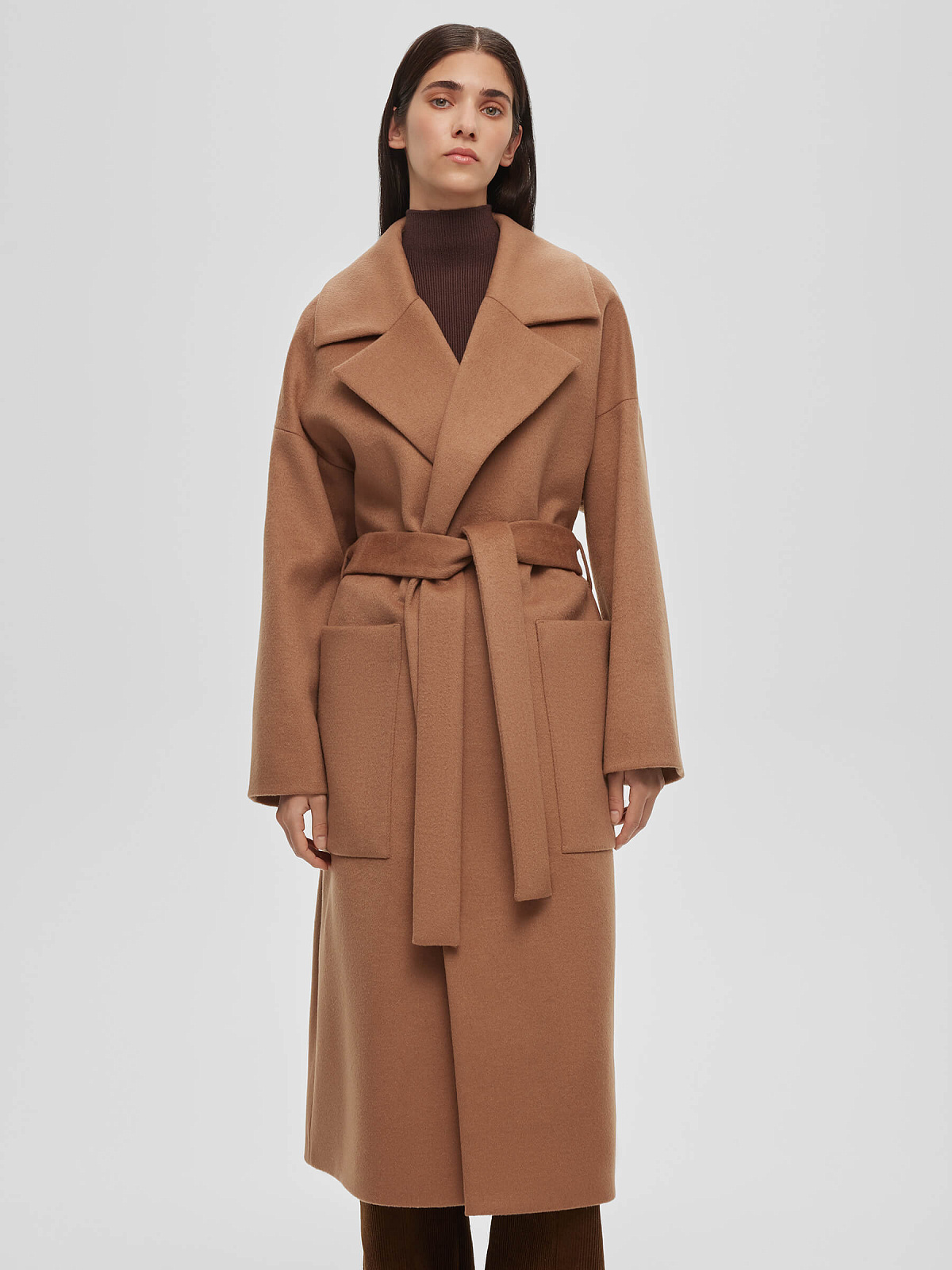 Пальто с объемными карманами и поясом, бежевый