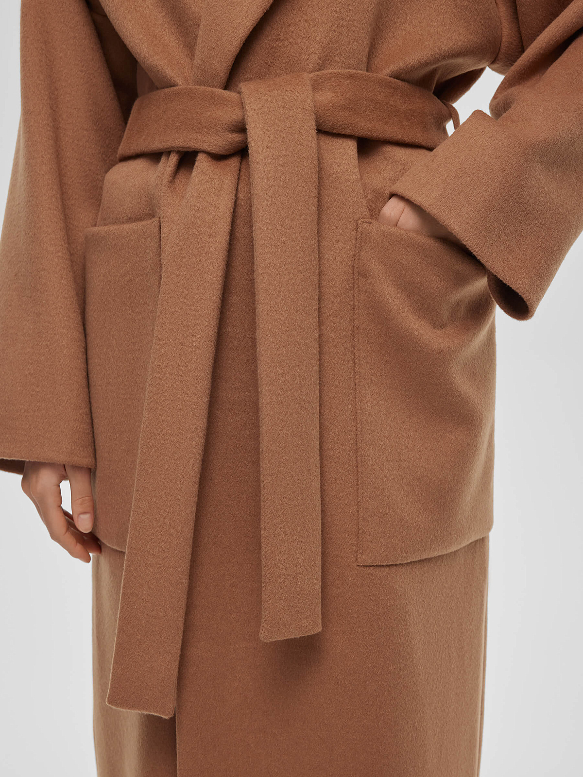 Пальто с объемными карманами и поясом, бежевый